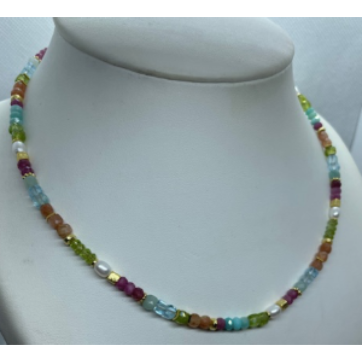 collier met pastel edelstenen en parels