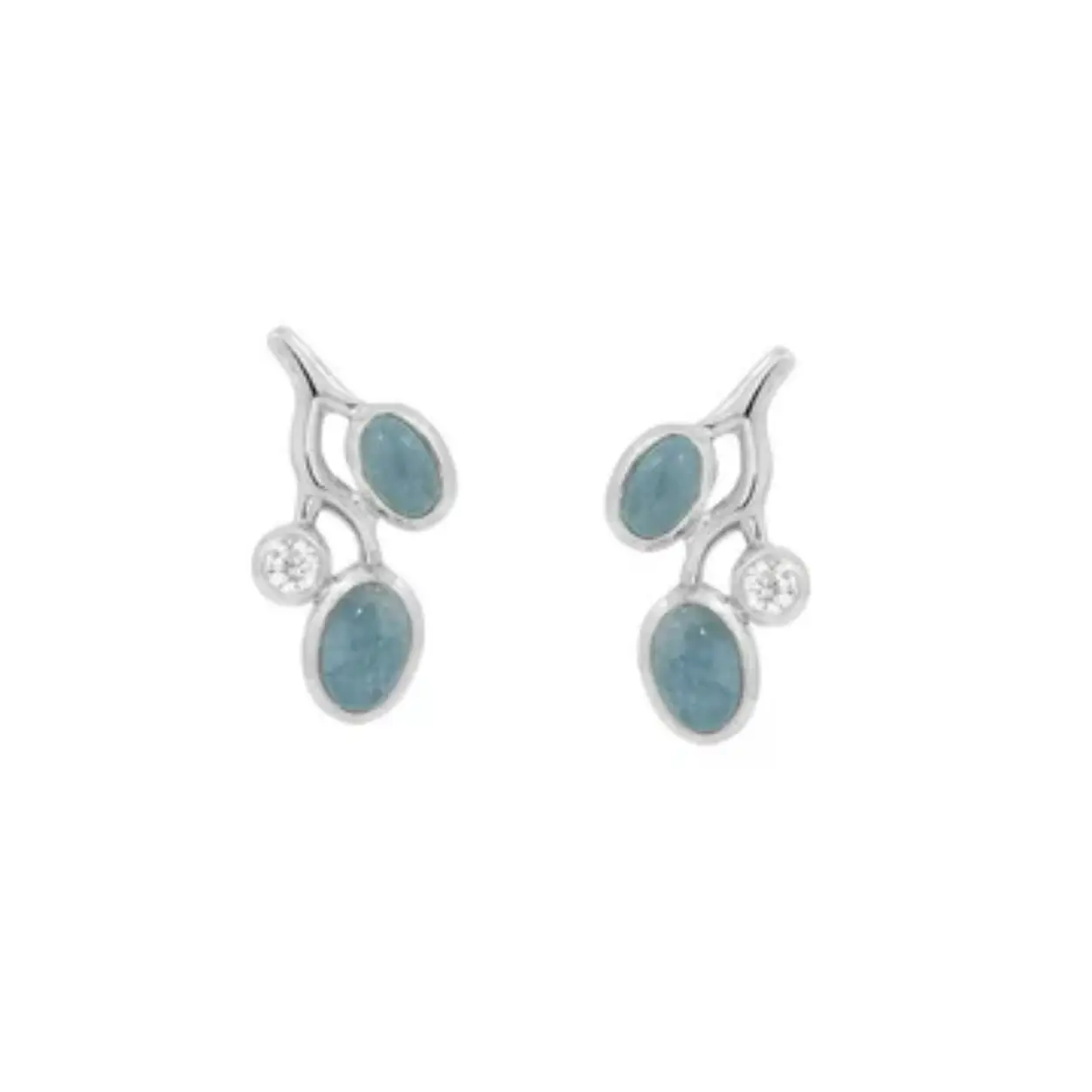 Deze sterling zilveren oorknoppen bevatten elk een 5 x 3 mm en 6 x 4 mm aquamarijn met een 2,5 mm ronde witte topaas. De lengte van de oorknoppen is +/- 1,8 cm.
