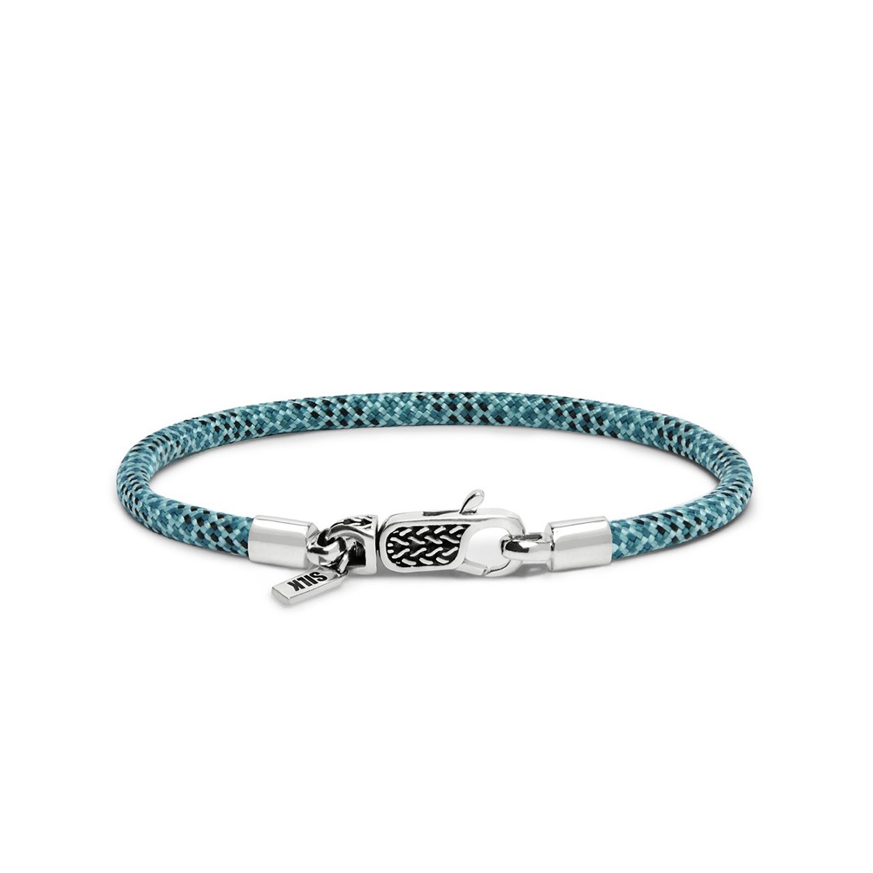 De nieuwste toevoeging aan de SILK collectie zijn de Azure, Emerald en Terra paracord armbanden, ontworpen met een luxe zilveren karabijnsluiting. Deze diepgekleurde armbandjes voegen stijl en kleur toe aan je arm en zijn verkrijgbaar in twee varianten: een met charm en een zonder charm.

De sterke, duurzame paracord armbanden zijn in verschillende lengte maten verkrijgbaar en passen perfect bij elke gelegenheid. Deze collectie is ontworpen om kleur toe te voegen aan je zilverstack. Door de paracord armbanden te combineren met andere sieraden creëer je een kleurrijk en speels geheel, ideaal voor een unieke en opvallende look.