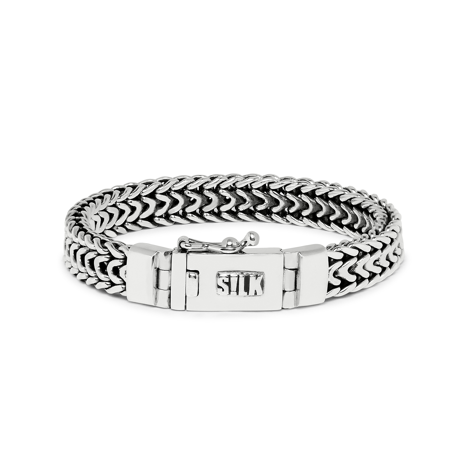 Deze prachtige armband is gemaakt van zilver en heeft een elegante zijdeachtige afwerking. Met een lengte van 21 cm past hij perfect om elke pols. De armband voegt een vleugje glamour toe aan elke outfit en is perfect voor dagelijks gebruik of speciale gelegenheden. Draag hem alleen of gecombineerd met andere armbanden voor een trendy look.
