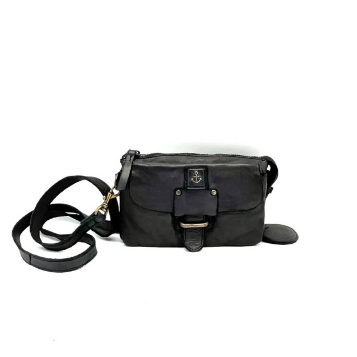 Mooie kleine schoudertas met afneembare lange schouderband.
Deze tas heeft drie basisvakken en aan de voorkant een vak. Ook heeft het aan de achterkant twee banden waardoor u het vast kan maken aan een riem. 

Afmetingen:
hoogte 13cm x breedte 19cm x diepte 9cm