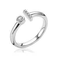 ZINZI zilveren trendy open ring, waarbij sierlijk twee vormen bij elkaar komen: een ronde zetting bezet met een witte zirconia en een staafje bezet met witte zirconia's. Vervaardigd van eerste gehalte zilver (925) en met extra rodiumlaag voor een langdurige glans.
Maat 54
