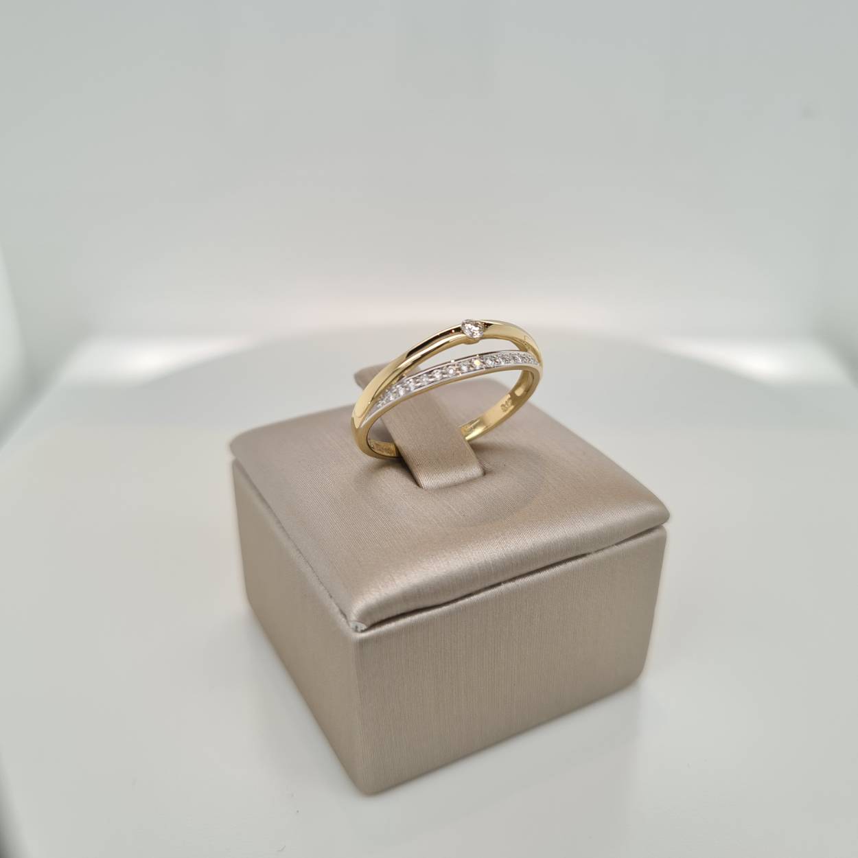 Prachtige 14krt gouden ring met diamant, 0,12crt H Si. De maat van de ring is 55 (17,5). Heeft u een andere ringmaat, neem dan gerust contact met ons op.