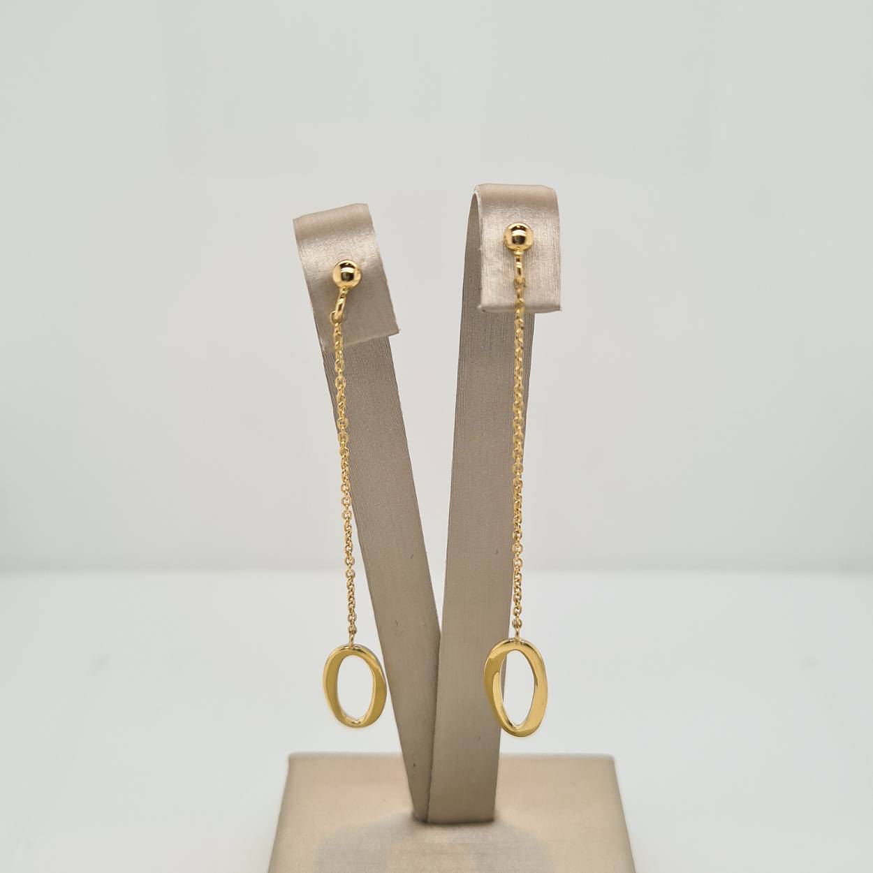 Prachtige 14krt geelgouden oorsieraden met ovalen. 