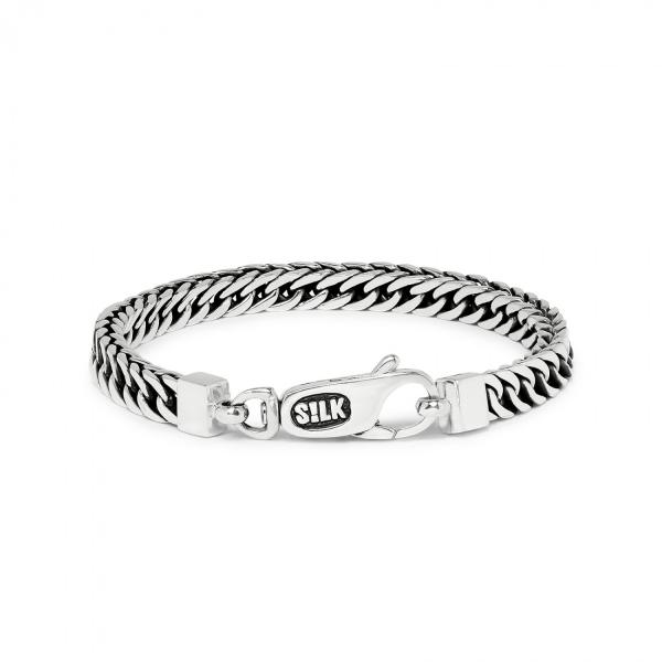 De schakels van de zilveren Double linked collection 335 armband hebben eenzelfde gebogen vorm en zijn van vier kanten afgevlakt, waardoor er een unieke zo goed als vierkante vorm ontstaat in een dubbele Gourmet structuur. De armband is van binnen geoxideerd wat een mooie donkere gloed van binnenuit geeft. Het armbandje sluit middels een karabijn haak sluiting.