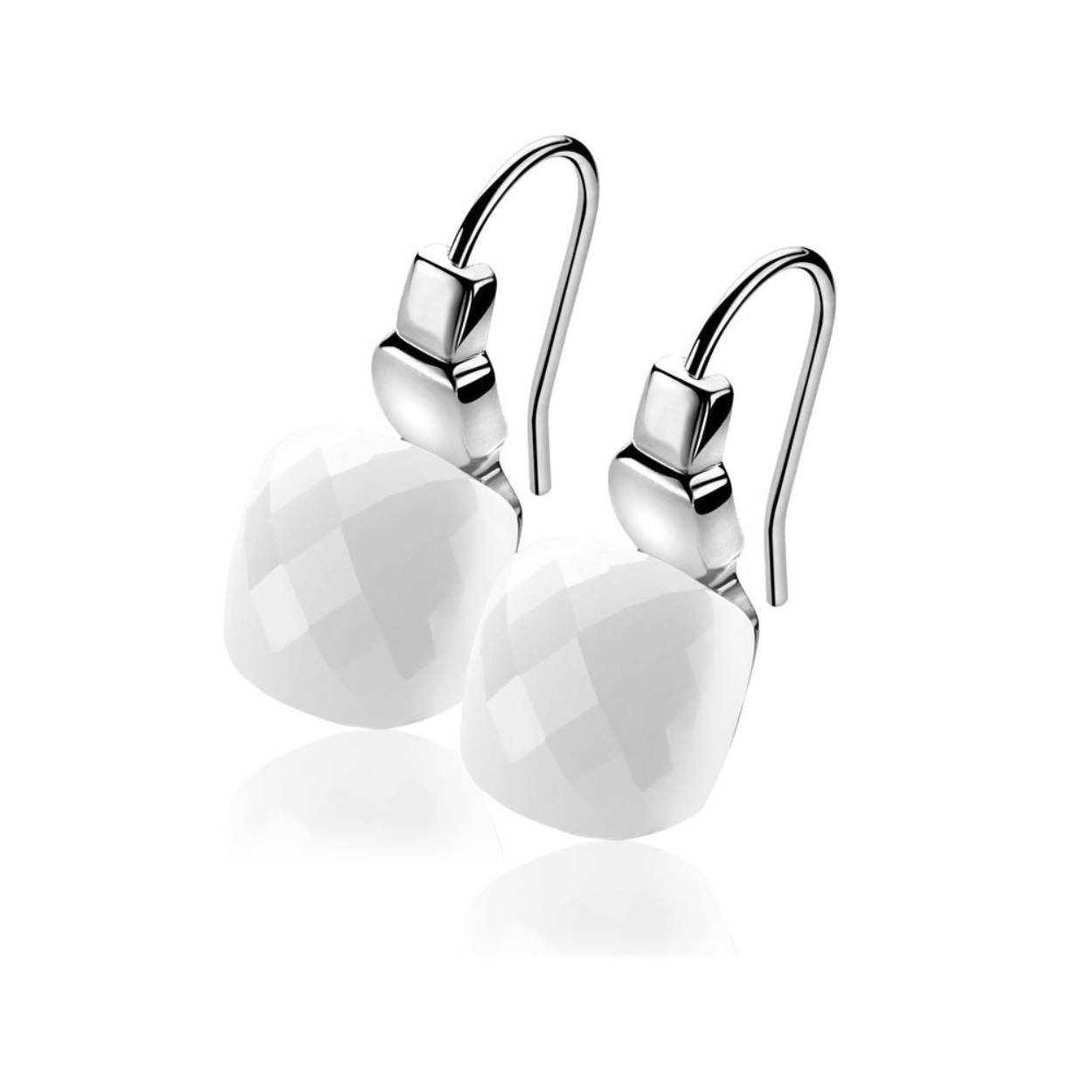 Deze Zinzi oorhangers met prachtige witte steen trekken meteen de aandacht.