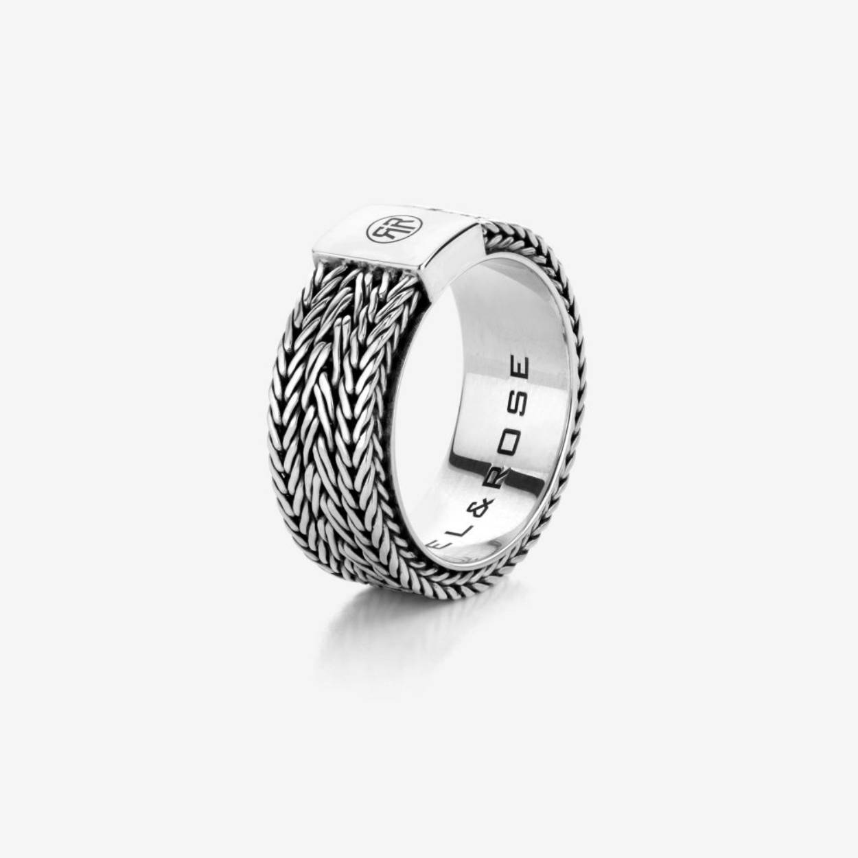 De bijna 8 mm brede Triton heeft 3 banen vlechtwerk. Het vlechtwerk is met de hand gemaakt door de zilversmeden en uitgevoerd in 925 sterling zilver. Het geheel is bevestigd op een gladde zilveren ring. Dit draagt comfortabel, houdt het vlechtwerk schoner en creëert ruimte voor een gravering aan de binnenzijde.