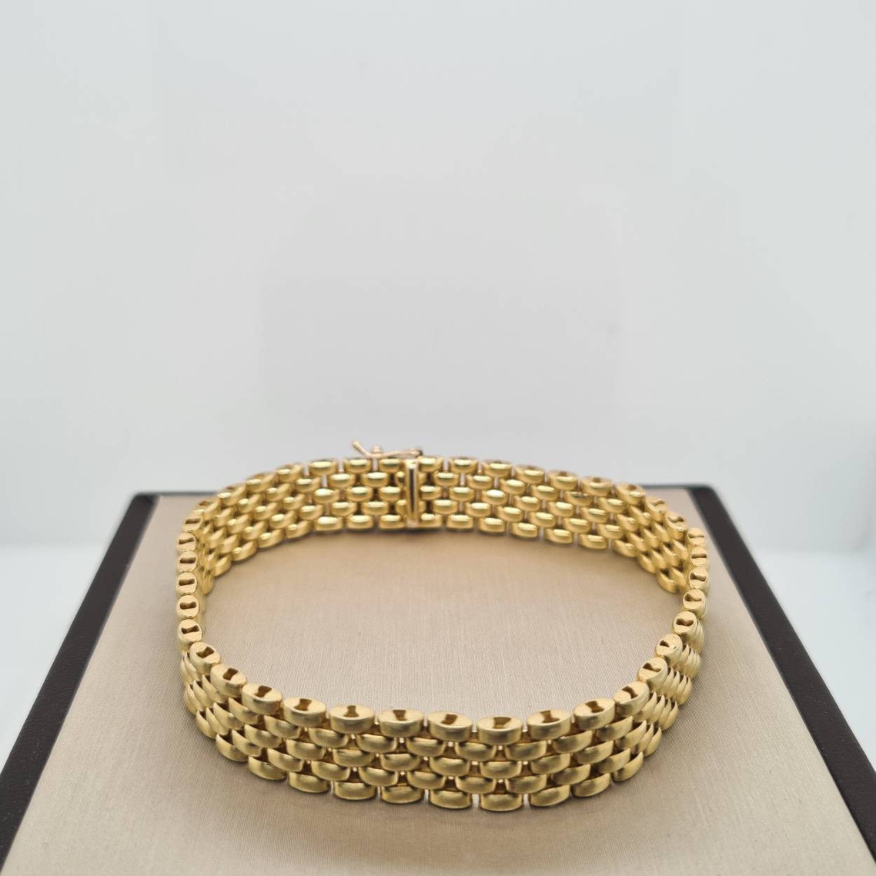 Prachtige 14krt geelgouden Panthere armband uit de collectie van Monzario. De armband is 19cm lang, breedte van de schakel is 10mm.