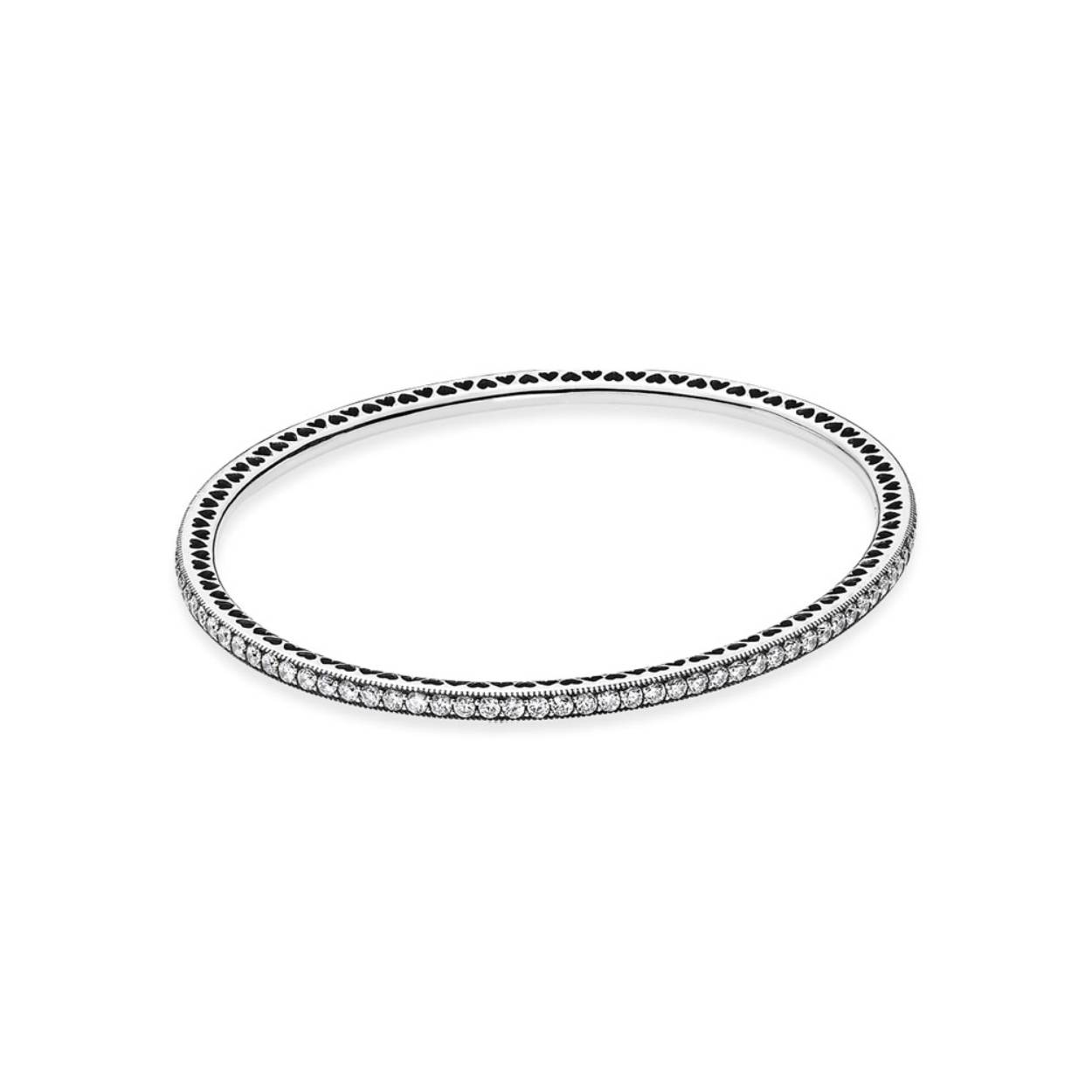 Deze prachtige Pandora Bangle is gemaakt van zilver met zirkonia details voor een elegante uitstraling. De armband is ideaal voor het toevoegen van een vleugje glamour aan elke outfit. Draag het alleen voor een subtiele look of stapel het met andere armbanden voor een trendy effect. Het slanke ontwerp maakt het perfect voor dagelijks gebruik en speciale gelegenheden. Maak je look compleet met deze stijlvolle armband!