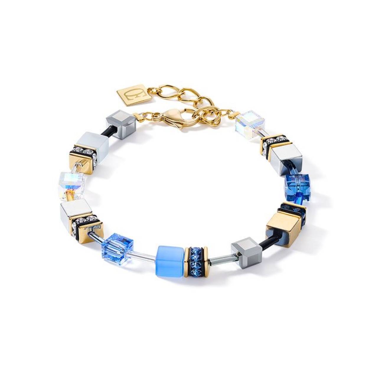 Prachtige armband uit de beroemde GeoCUBE®-collectie van Coeur de Lion met van hematiet, sprankelende Swarovski®-kristallen, goudkleurig roestvrij staal en synthetisch tijgeroog, hematiet met titaniumoxide afwerking en strass rondellen handgemaakt in Duitsland. De kleuren zijn geïnspireerd door de natuur, zonnig geel met helder blauw! 

2839-30-0716
De armband is te dragen op 18,5 cm tot en met 21,5 cm, dus ook geschikt voor een bredere pols. Dikte van de blokjes is 0,6 cm.