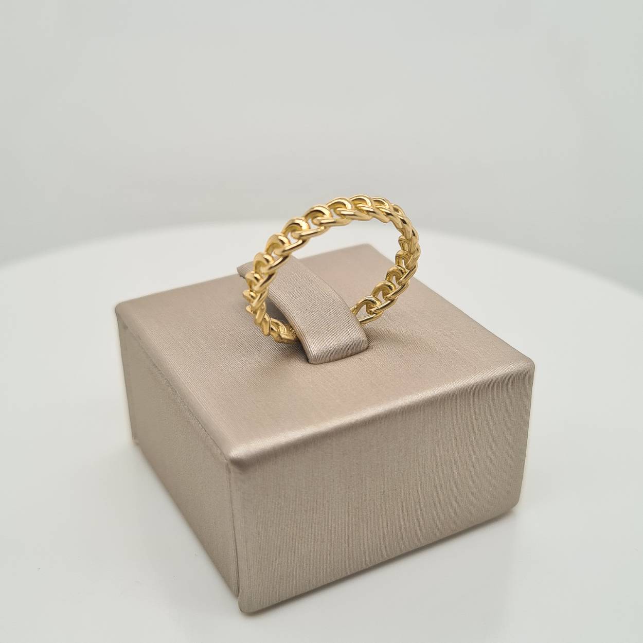 Prachtige 14krt gouden ring.

Deze ring is maat 52, heeft u interesse in een andere maat? Neem dan contact met ons op