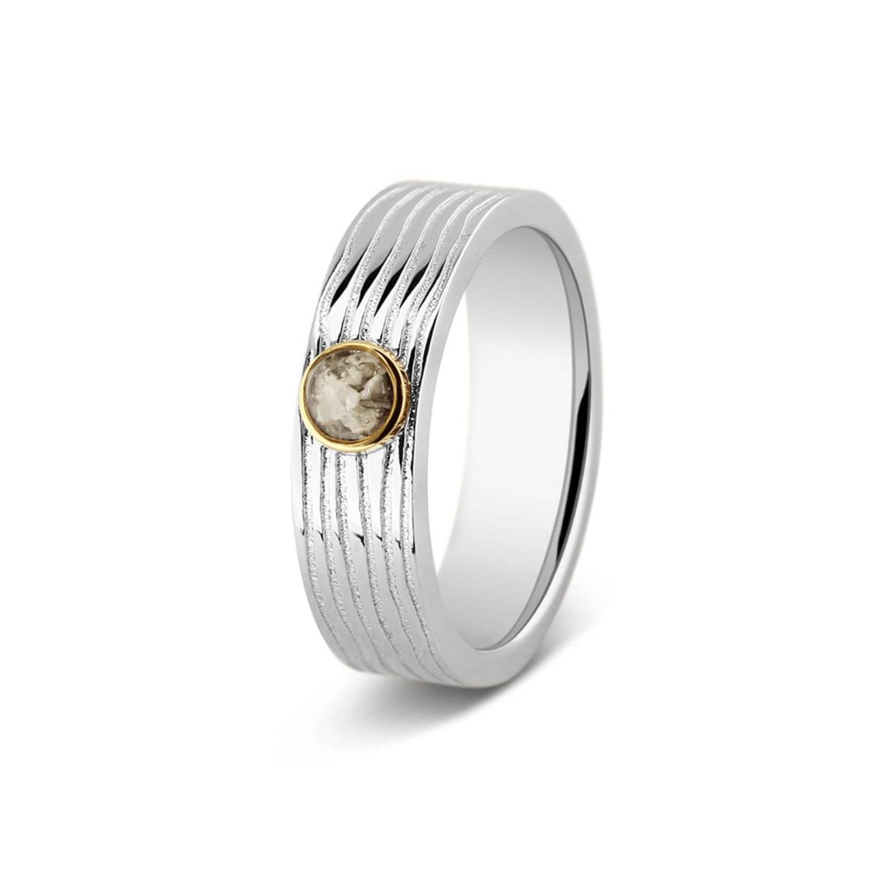 Zilveren ring met 14 krt geelgouden randje. Deze ring wordt zichtbaar aan de bovenkant gevuld met as.