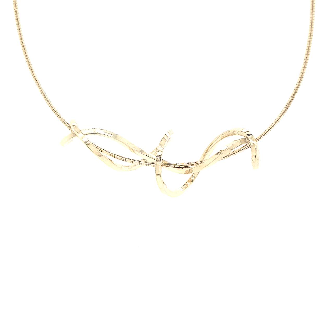 Sierlijke hanger met een mooie kronkel.

Sierlijke verfijnde draden laten deze ontwerpen voor zichzelf spreken. Met een letterlijke twist zijn deze sieraden goed draagbaar en makkelijk te combineren. Een energieke wikkel van sierlijkheid die jou laat stralen. Elk sieraad wordt met de hand gemaakt in ons eigen atelier en ontstaat spontaan op gevoel. Jouw Twist is dus altijd uniek.

Deze hanger wordt los verkocht of wil je er een bijpassende ketting/spang van zilver bij bestellen?

Maak een afspraak en kom deze sierlijke hanger eens passen! Of bestel haar gelijk, dan sturen we deze mooi verpakt naar je toe