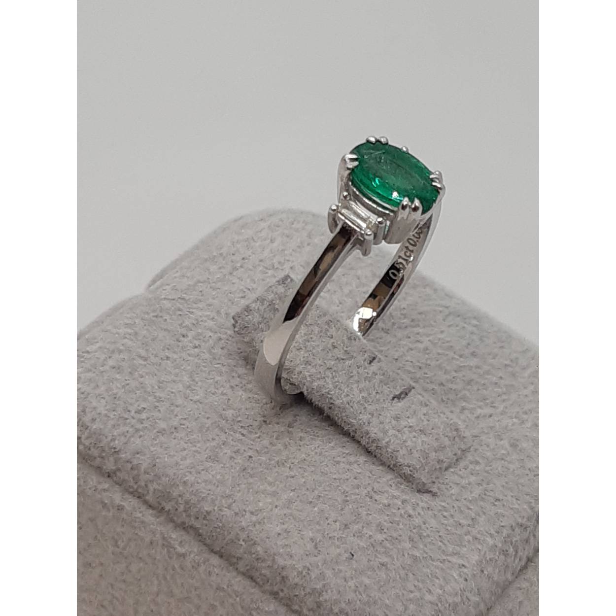Deze prachtige ring, modelnummer BREA-0002813, combineert elegantie met verfijning. Gemaakt van 14 karaat witgoud, straalt hij dankzij een schitterende SI1-zuiverheid, G-kleur diamant. Ideaal voor dagelijks gebruik of speciale gelegenheden. De ringmaat is 54. Perfect te dragen als statement piece of als verfijnde aanvulling op uw sieradenassortiment.