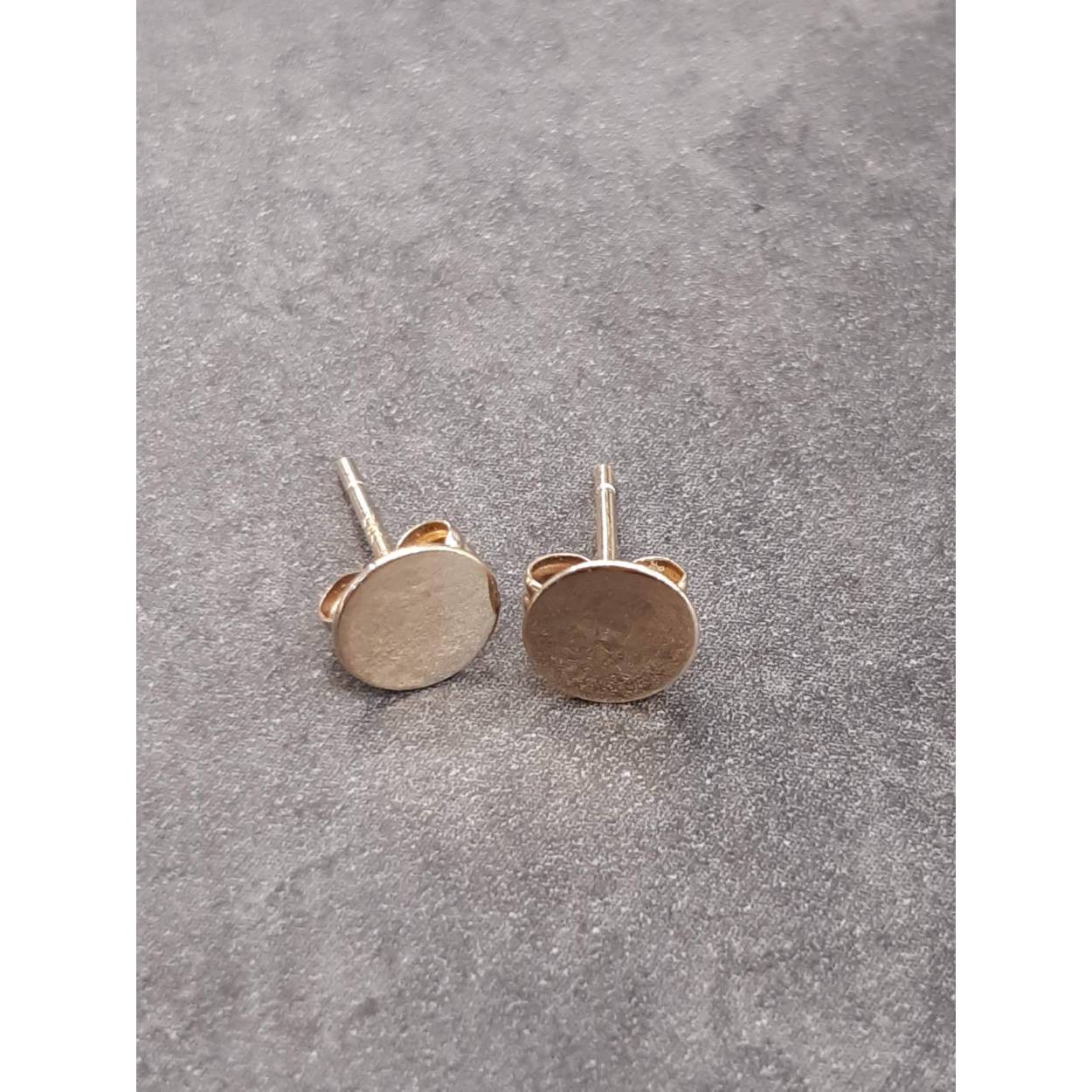 De Gouden Oorstekers BREA-000189 zijn verfijnde stud oorbellen van 14-karaats goud, ontworpen met een glanzende afwerking. Deze tijdloze oorbellen, goudkleurig en elegant, passen perfect bij elke gelegenheid. Draag ze in combinatie met andere gouden sieraden voor een klassieke look of alleen voor subtiele elegantie. Perfect voor dagelijks gebruik en speciale gelegenheden.