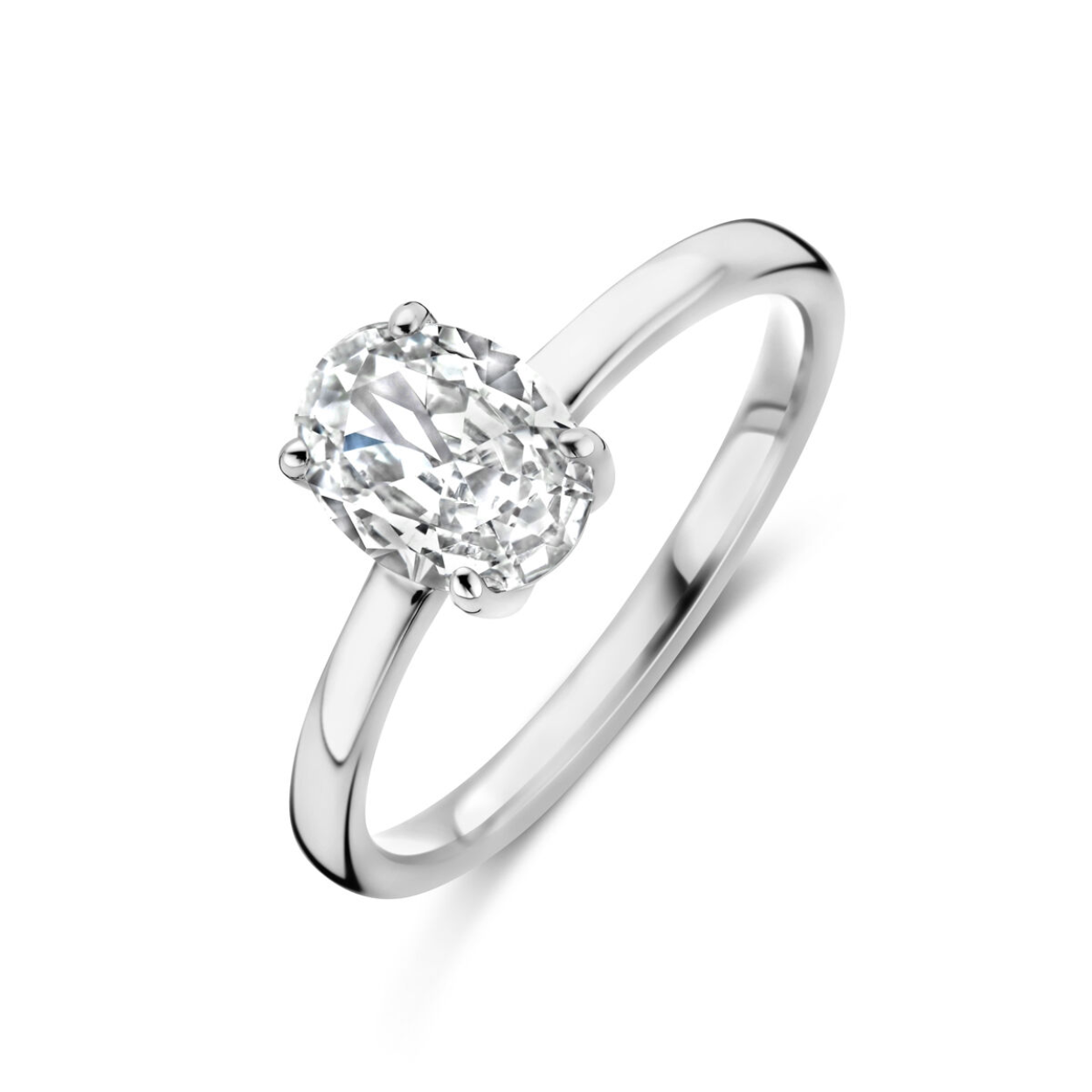 Gerhodineerd 925 zilveren ring uitgevoerd met zirkonia. De ring heeft een breedte van 8mm.