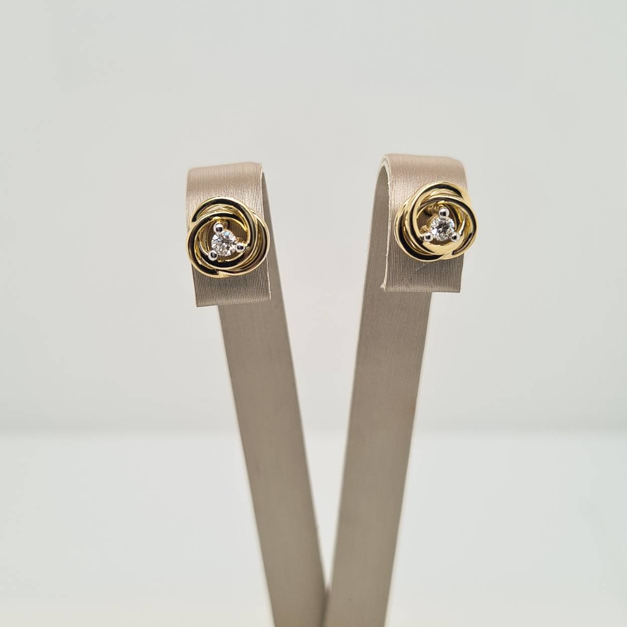 Prachtige 14 karaat gouden oorsieraden met diamant, 0.1crt. 
