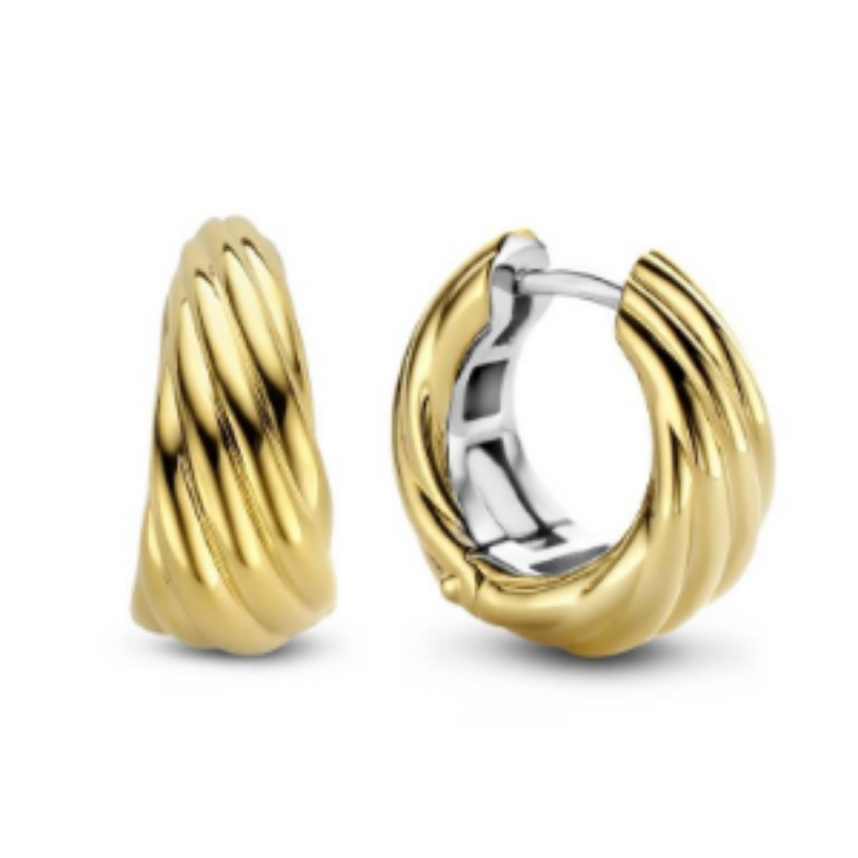 Het pronkstuk van deze TI SENTO - Milano gold-plated zilveren hoepeloorbellen 7856SY zijn de vloeiende en sierlijke lijnen in het design. De kenmerkende ovale vorm maakt deze basic een eyecatcher. Deze oorbellen zijn vervaardigd uit 925 sterling zilver. De gouden gloed van dit statement piece laat jouw outfit stralen.