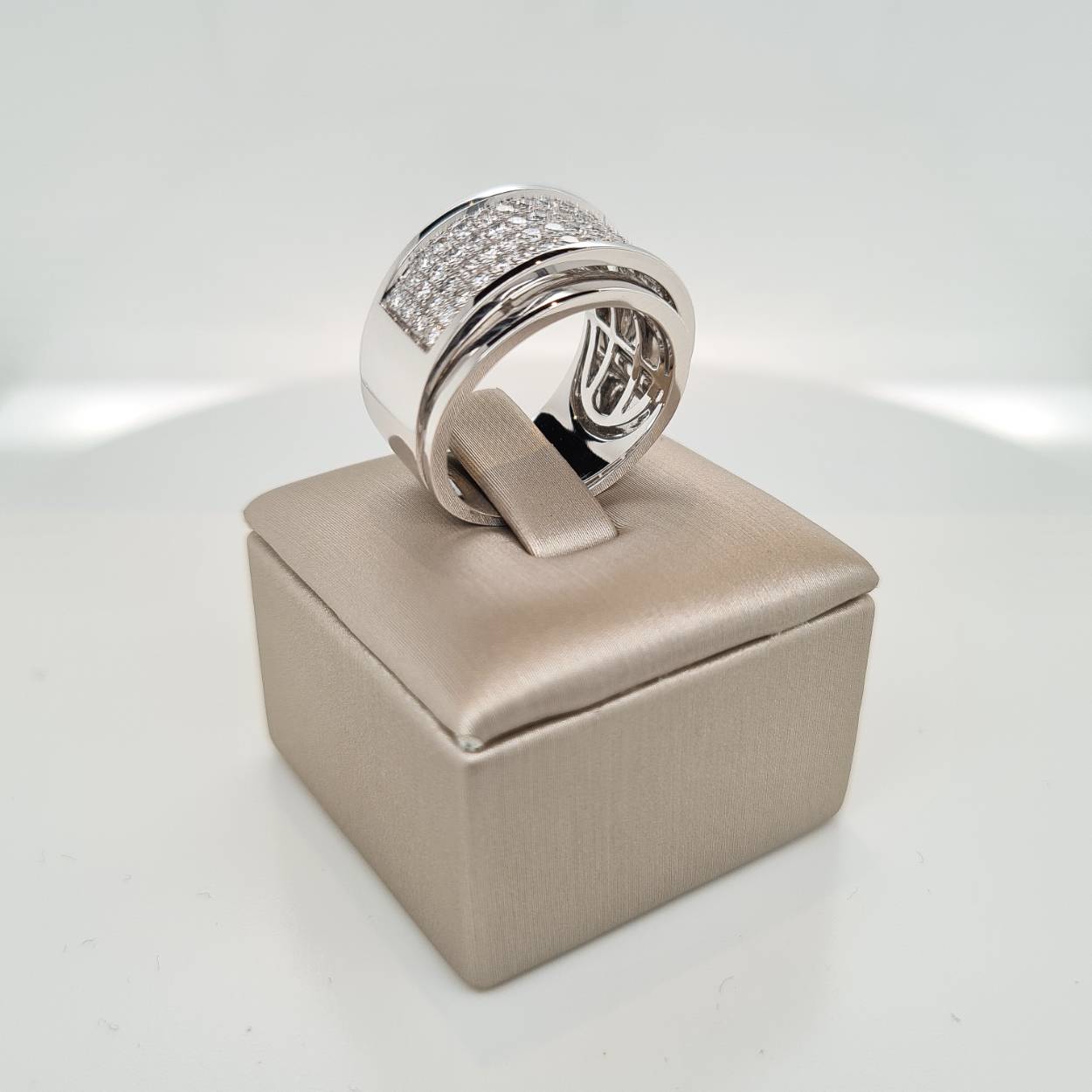 Prachtige 14krt witgouden ring met diamant, 1,02crt G VSi. De maat van de ring is 57 (18). Heeft u een andere maat, neem dan gerust contact met ons op.