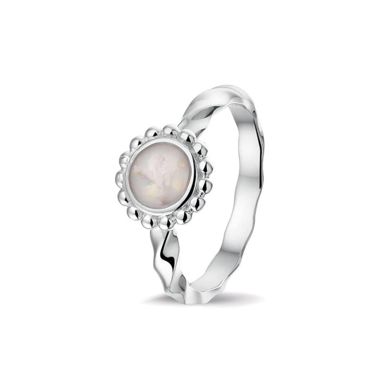 zilveren ring met askamer. Dit gedenksieraad wordt door ons, desgewenst in uw bijzijn, gevuld met een vulling van hars en as. Ook de kleur wordt dan in samenspraak met u samengesteld. 