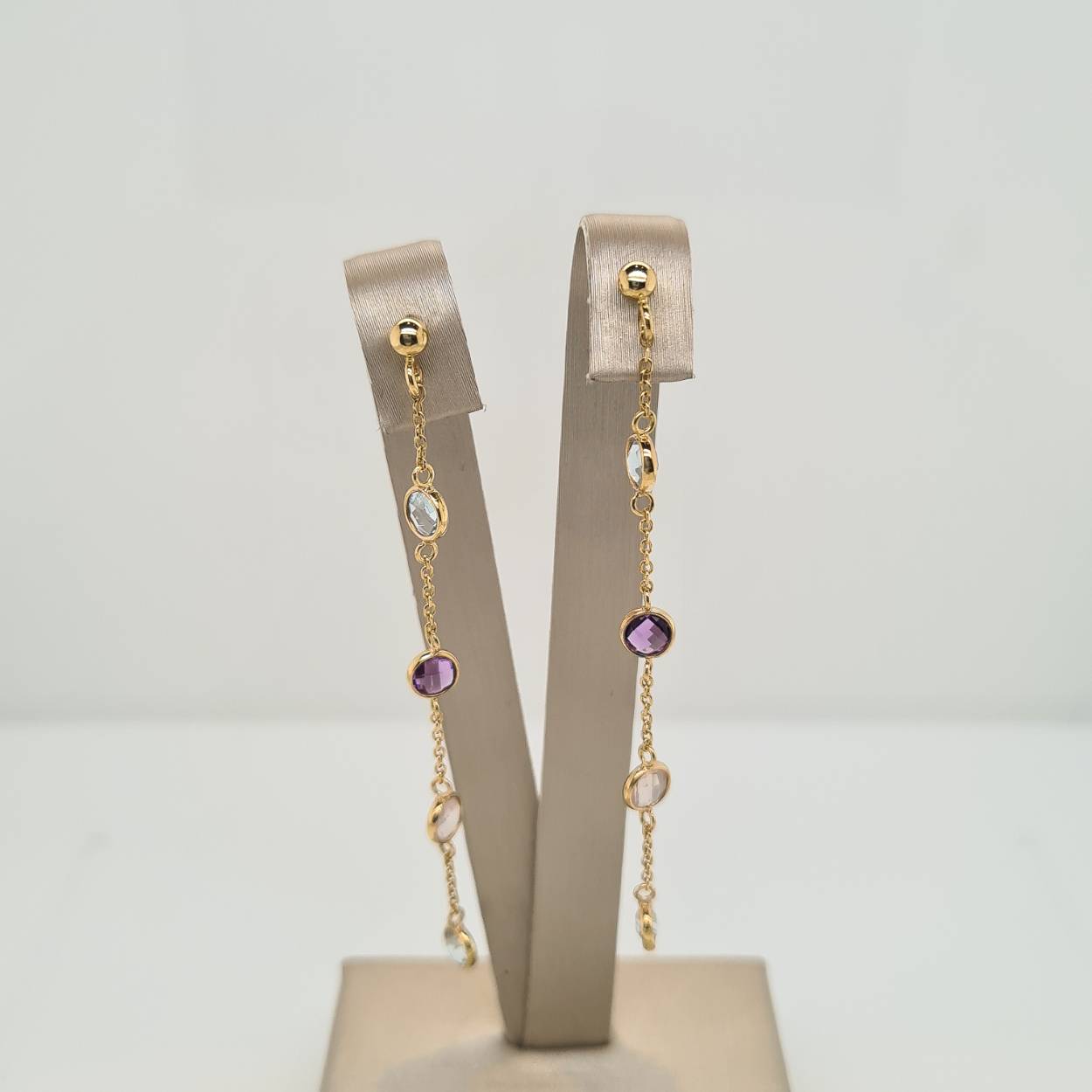 Prachtige 14krt gouden oorsieraden met blue topas, amethist en pink quartz.