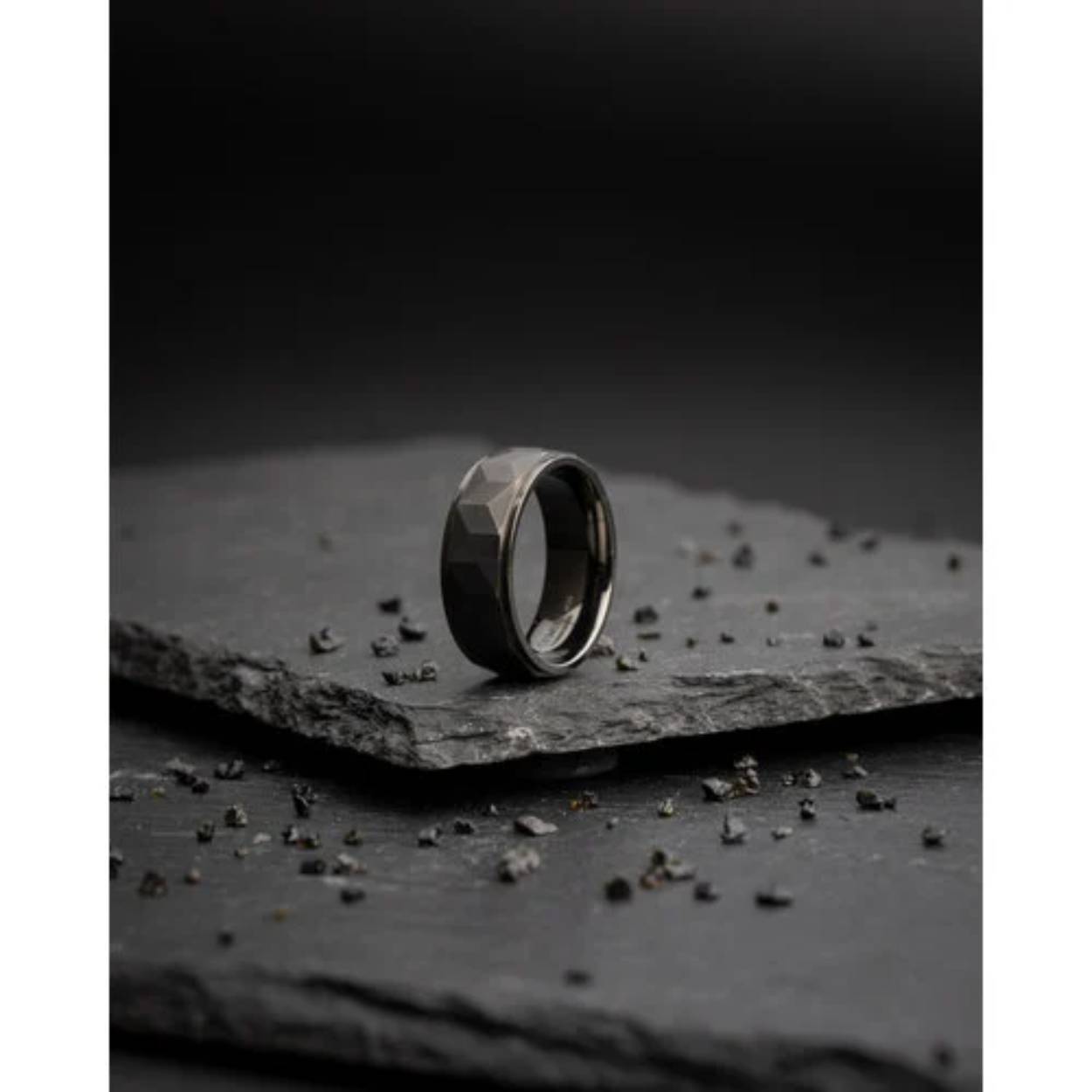 Deze Timor Silver Black ring bestaat uit twee lagen titanium.

Waarom hebben we voor titanium gekozen?
- Het is vederlicht
- Het is supersterk
- Het is een exclusief materiaal dat ook wordt gebruikt in raceauto's, motorboten en ruimtevaart

De ring heeft een comfortabele pasvorm en is zeer comfortabel om te dragen. Door het lichtgewicht titanium draag je deze ring zonder problemen, dag in dag uit.

De naam 'Timor' is afgeleid van het Latijn en betekent 'een object dat angst inboezemt'. Dit is een verwijzing naar de ruwe, gefacetteerde afwerking aan de buitenkant van deze titanium ring. 