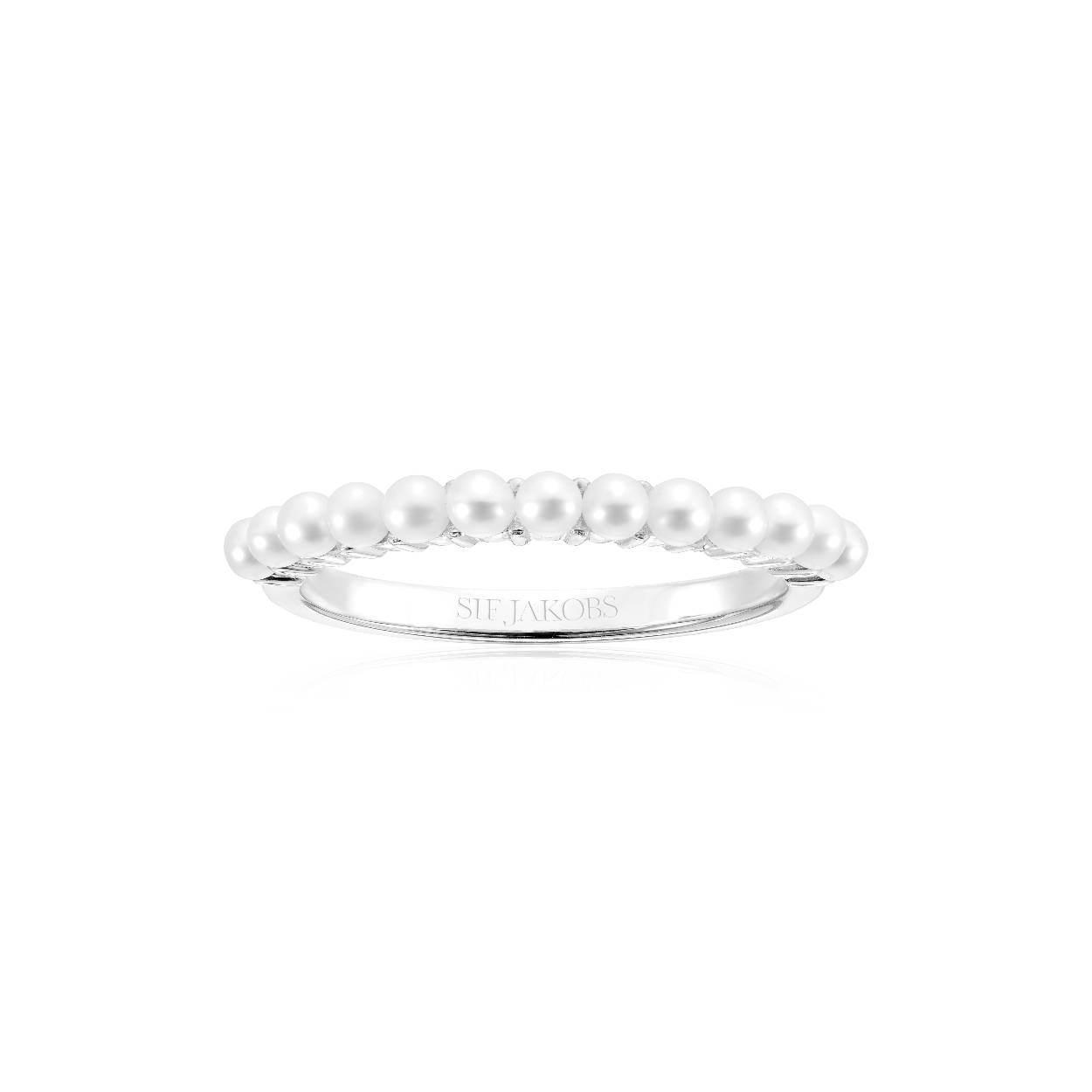 Ring gemaakt van 925 sterling zilver met gerhodineerd oppervlak, gepolijst oppervlak en glanzende zoetwaterparels.

Ringafmetingen: Breedte 2,2 mm, dikte 2 mm
Ringmaat: 56 en verkrijgbaar in diverse andere maten.
