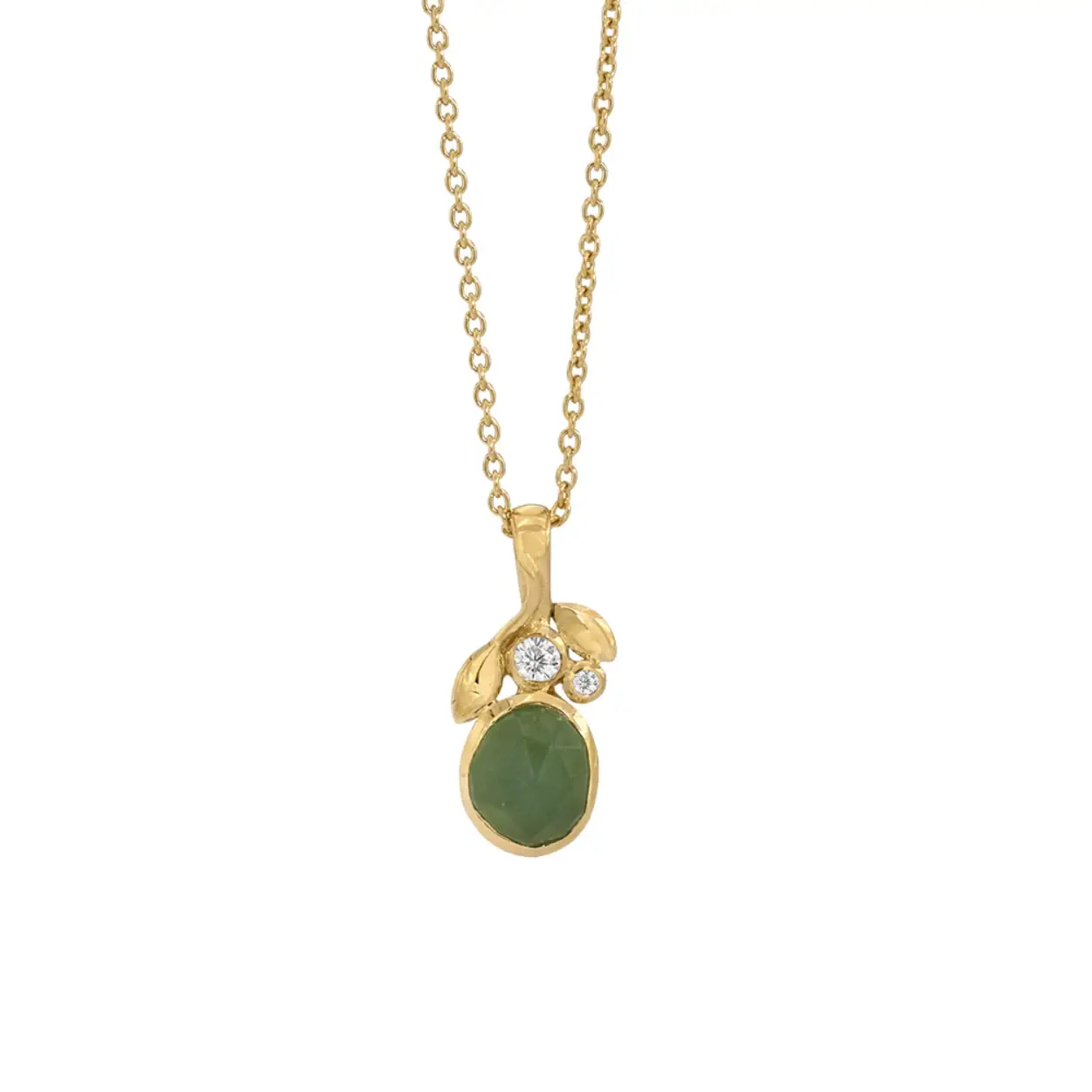 Deze geel goud vergulde ketting kan op 42 cm en 45 cm gedragen worden. De hanger heeft een prachtige roosgeslepen groene serpentijn van 8 x 7 mm en twee zirkonia's van 1,5 mm en 2 mm.