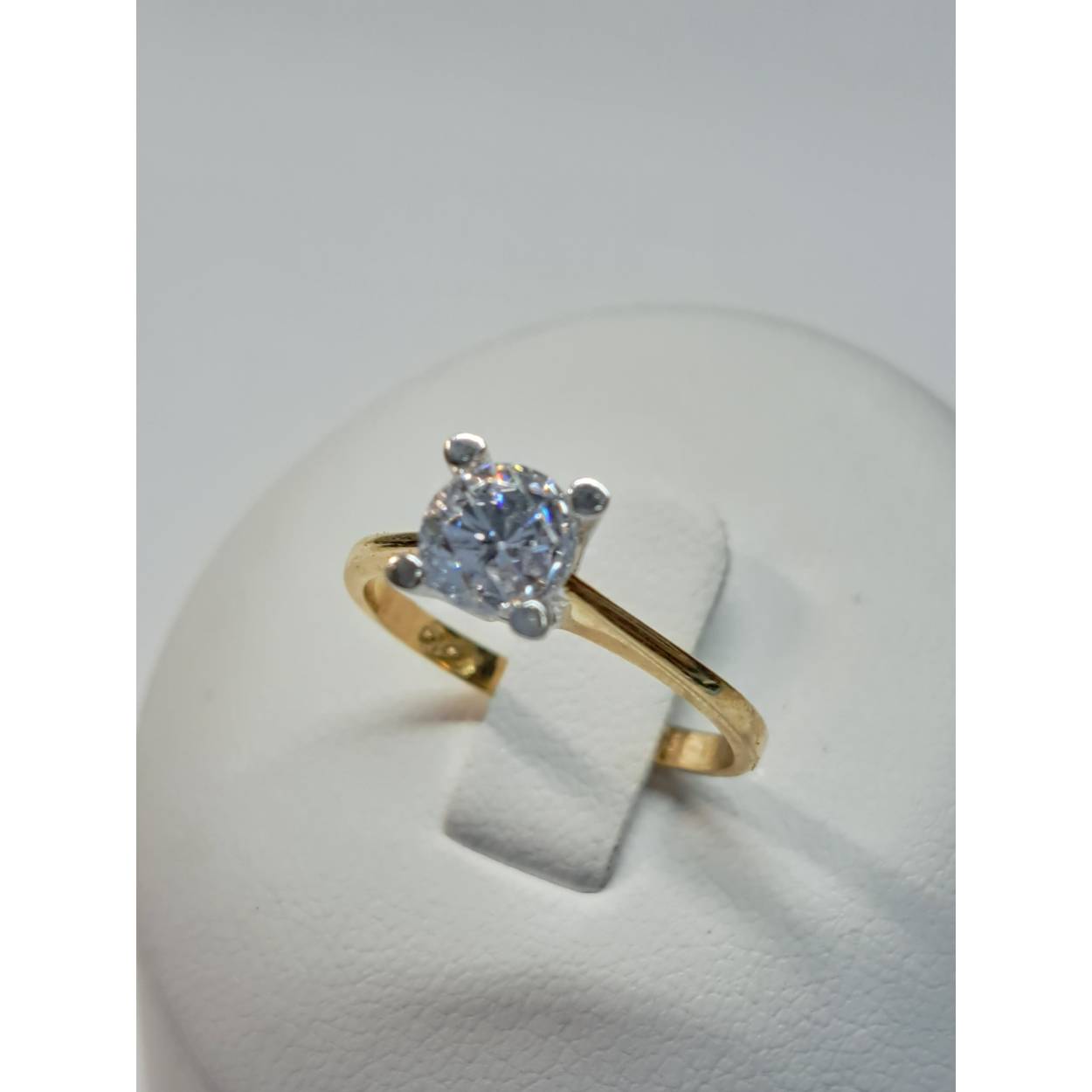 14 Karaat wit/geel gouden ring bezet met briljant geslepen zirkonia in klauwzetting. 