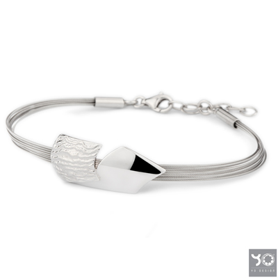 Yo-design is een strakke en elegante sieradenlijn in de combinatie edelstaal met zilveren accenten, die zich nog steeds onderscheidt van de rest van de markt.