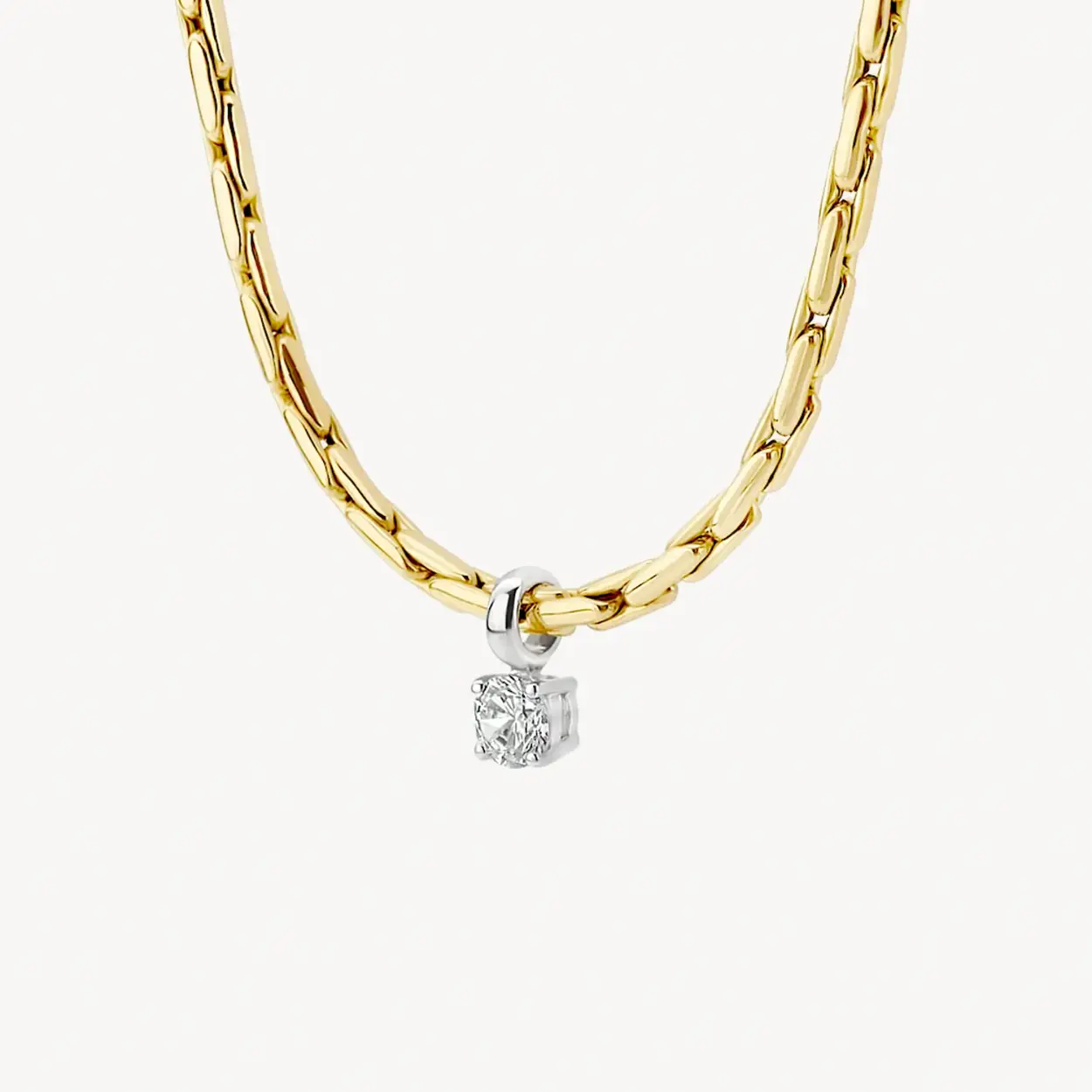 Dit elegante collier heeft fantasieschakels in 14k wit- en geelgoud en een sprankelende hanger met zirkonia. Het heeft een lengte van 42 cm en de hanger een doorsnede van 2,4 mm. Heel mooi op zichzelf maar ook goed te combineren met andere sieraden uit onze collectie. 