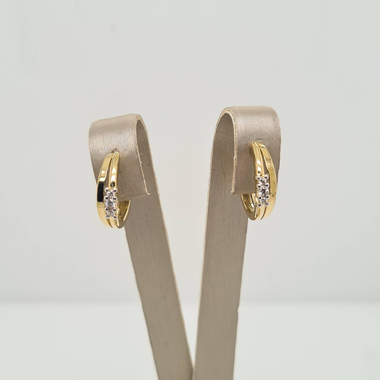 Prachtige 14 karaat gouden oorbellen met diamant, 0.08crt.