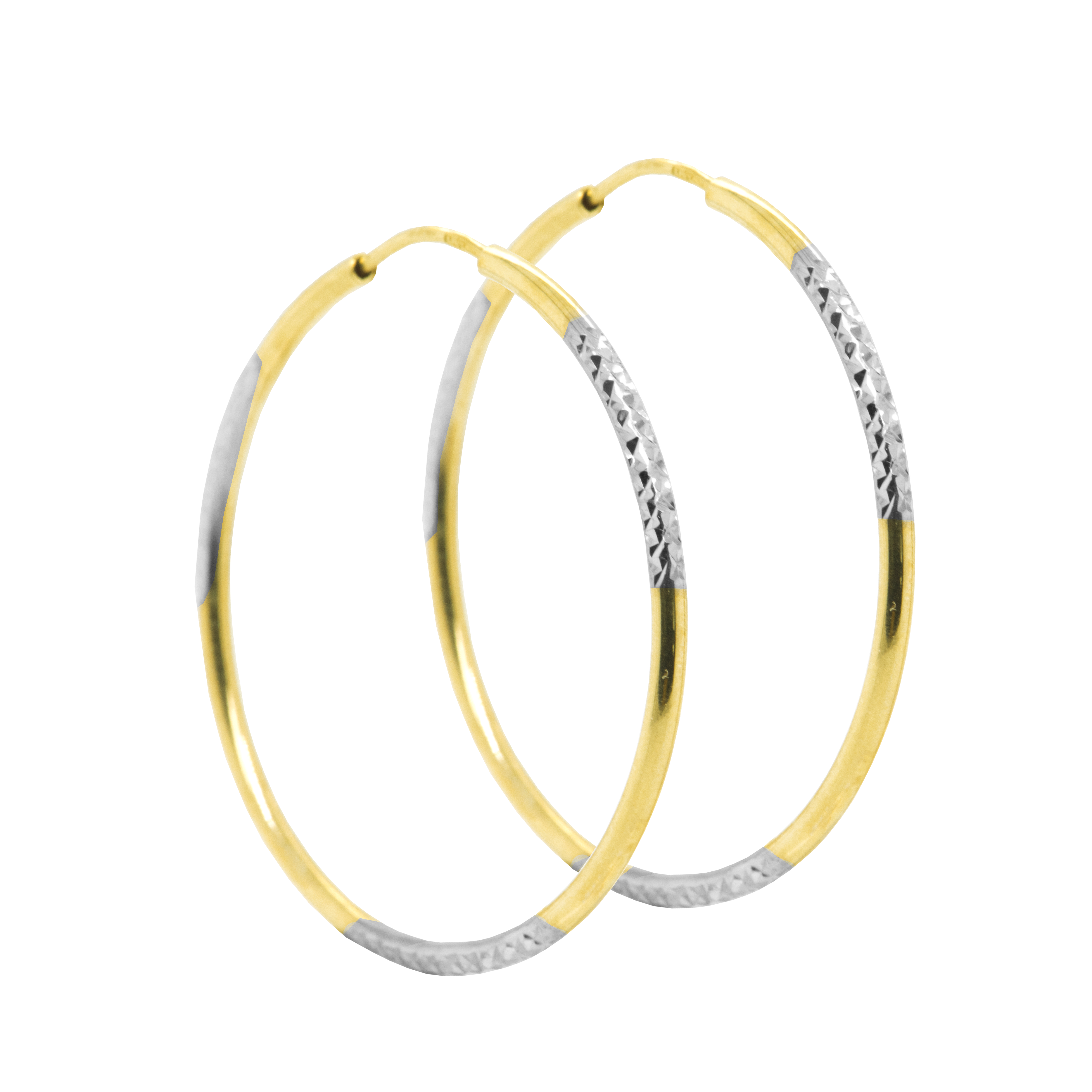 Deze bicolor gouden oorringen zijn bijzonder bewerkt. Het geelgoud is glad gepolijst en aan iedere zijde zitten drie witgouden vlakken welke op bijzondere wijze bewerkt zijn. De oorringen hebben een rustige en elegante uitstraling en zijn rond van vorm.
