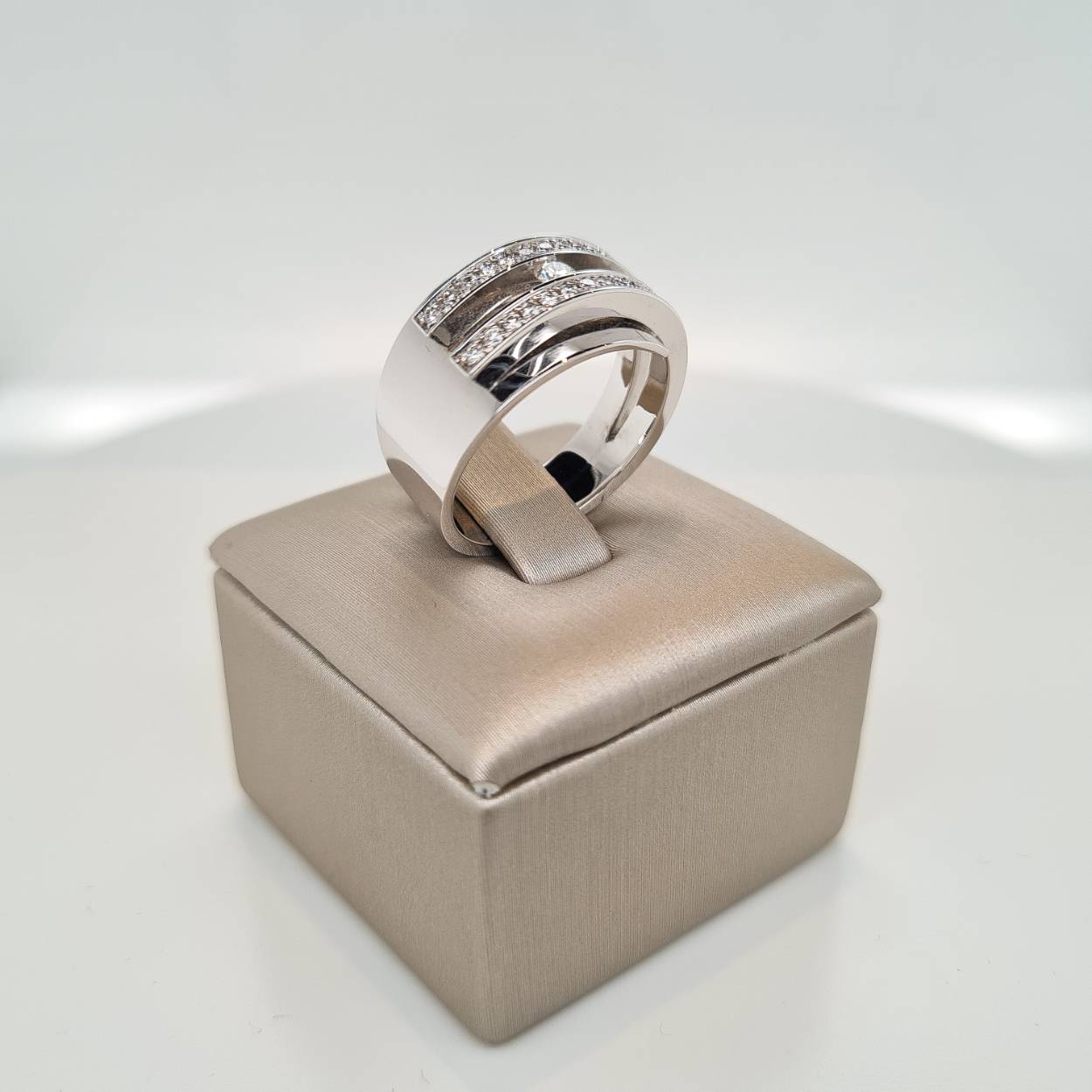 Prachtige 14krt witgouden ring met diamant 0,35crt F SI. De maat van de ring is 54 (17 1/4). Heeft u een andere maat neem dan gerust contact met ons op.