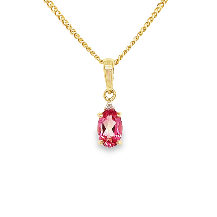 Deze geel gouden hanger bevat een schitterende Mystic Pink Topaas. De kleursteen is gezet tussen vier gouden zetpoten met daarboven een klein diamantje. Een prachtige subtiele hanger voor een kleurrijke gelegenheid.

Note: het kettinkje hoort niet bij de hanger, deze is enkel gebruikt voor de foto.
