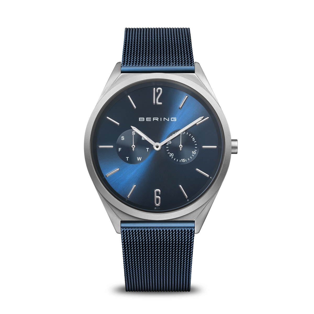Met de Ultra Slim hebben we een van de innovatiefste en platste horloge collecties van de markt gelanceerd en deze avant-gardistische collectie wordt nog verder uitgebreid. De Deens vormgeving, de hoge materiaalslijtvastheid en het extreem platte ontwerp, zijn behouden en gecompleteerd met twee extra displays op de wijzerplaat. Naast de exacte tijdsaanduiding kunnen nu ook de datum en de weekdag in één oogopslag worden afgelezen, en dat alles in een kast van maar 7,0 mm dik. De multifunctionele wijzerplaat wordt beschermd door krasvast saffierglas.