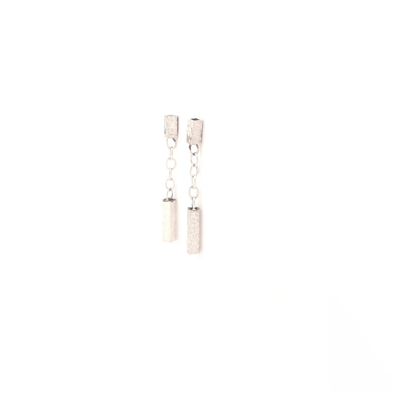 Minimalistische oorhangers met structuur. De beweging in de oorhangers geeft ze een speels effect en laat je stralen.

Maak een afspraak en kom deze oorhangers eens passen! Of bestel ze gelijk, dan sturen we deze mooi verpakt naar je toe.