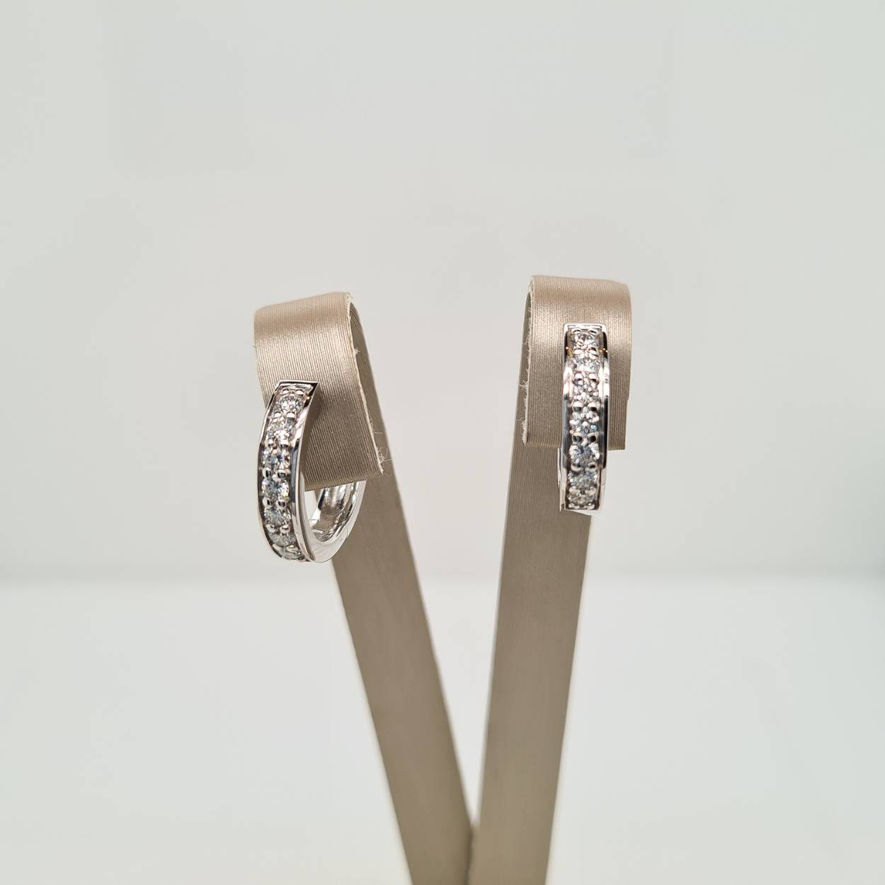 Prachtige 14 karaat witgouden oorsieraden met diamant, 0.48crt. 