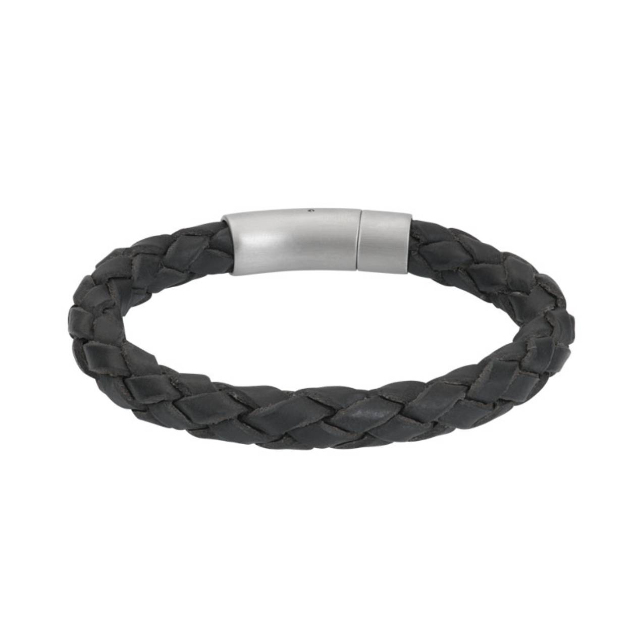 De iXXXi MEN armband Cody is een handgemaakte leren armband. De bracelet bestaat uit een rond gevlochten design met zwartkleurige, leren banden. Armband Cody is voorzien van een ronde, mat zilverkleurige sluiting gemaakt van stainless steel. De iXXXi heren armband Cody is verkrijgbaar in de maten 19, 20 en 21. Mix en match met verschillende armbanden uit de iXXXi MEN collectie en maak zo jouw look compleet!