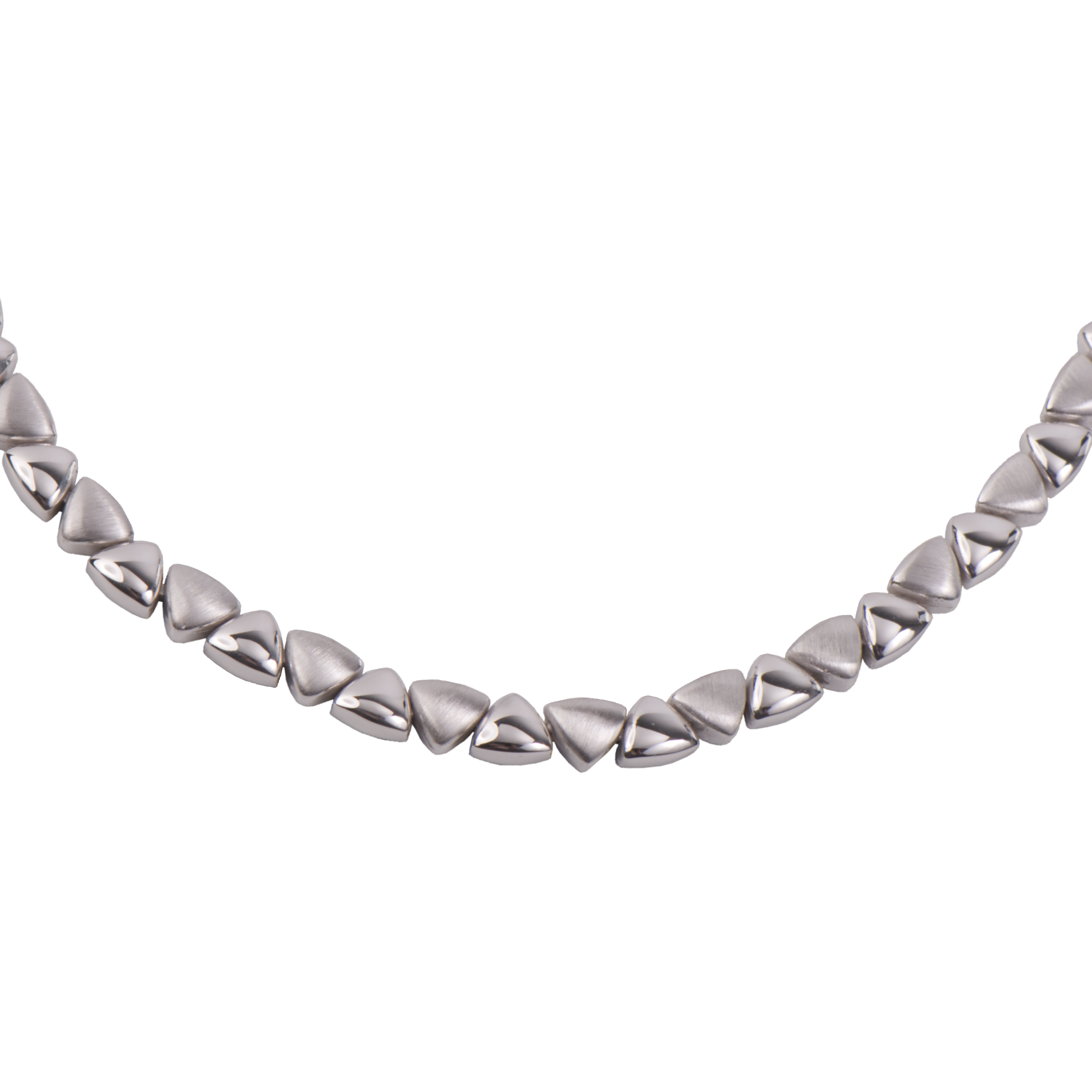 Dit collier is gemaakt van 925 zilver. Het collier is gedeeltelijk gematteerd en gedeeltelijk glad gepolijst, de combinatie van mat/ glans geeft dit collier een erg mooie uitstraling. Ook heeft het collier een stevig karabijnslot.