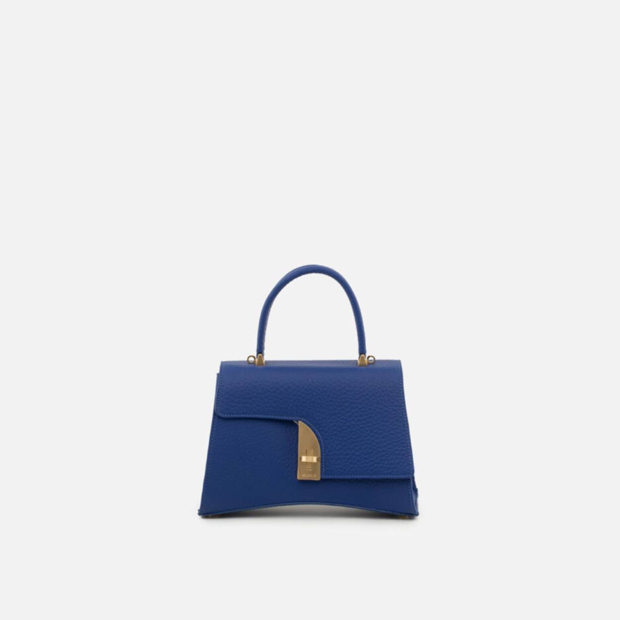 • Hoogte 18 cm
• breed 24 cm
• Diep 10 cm
Premium pebbled calf leather / Weight: 0.8 kg / Handle drop 10cm 3.90″inches / Clasp closure / Inside zipper pocket / Brushed hardware / Branded lining / Removable shoulder strap drop 60cm-23.50” inches / 