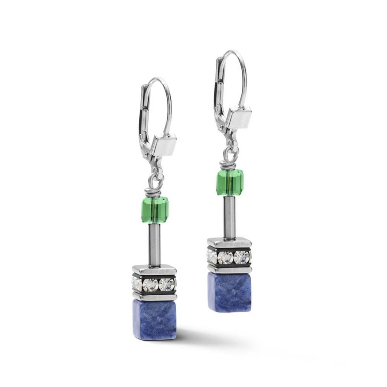 Dit collier uit het GeoCUBE®-assortiment van Coeur de Lion combineert edelstenen tot een prachtig ton-sur-ton sieraad natuurlijke kleuren. Het roestvrijstalen collier is geregen met howliet, sodaliet, roos aventurijn, amazoniet, synthetisch tijgeroog, Swarovski® kristallen, strass rondellen en roestvrij staal in zilverkleur.
