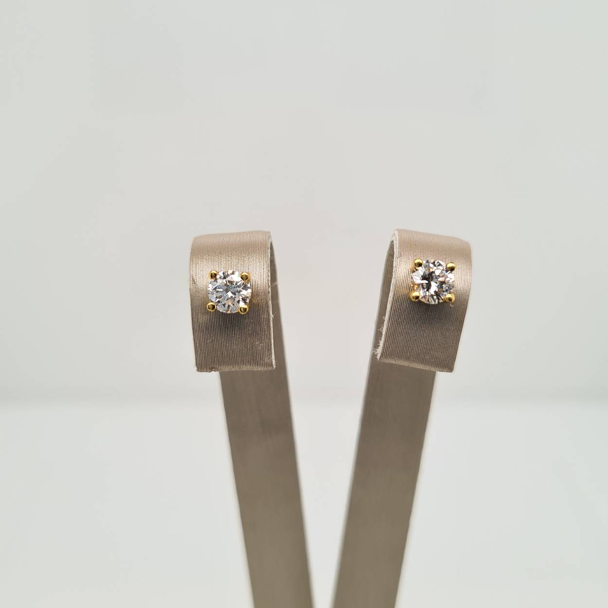 Prachtige 18 karaat gouden oorsieraden met diamant, 0.5crt. 