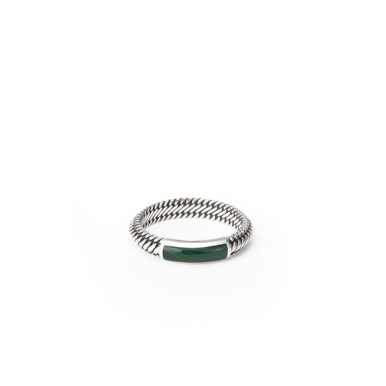 De Ben Mini (Edel)steen Ring in Zilver Malachiet is meer dan alleen een sieraad; het is een krachtige uitdrukking van stijl en welzijn. Malachiet, met zijn groenachtige tinten, staat bekend om zijn beschermende eigenschappen, het bevorderen van emotionele balans en stabiliteit, en het versterken van veerkracht. Gecombineerd met de iconische Ben structuur ontstaat een zeldzaam krachtige combinatie. Dit unieke stuk uit de Gemstone collectie is geschikt voor iedereen, waardoor het een essentiële aanvulling is op elke stijl. Ben jij klaar voor een nieuw hoofdstuk met dit sieraad?
