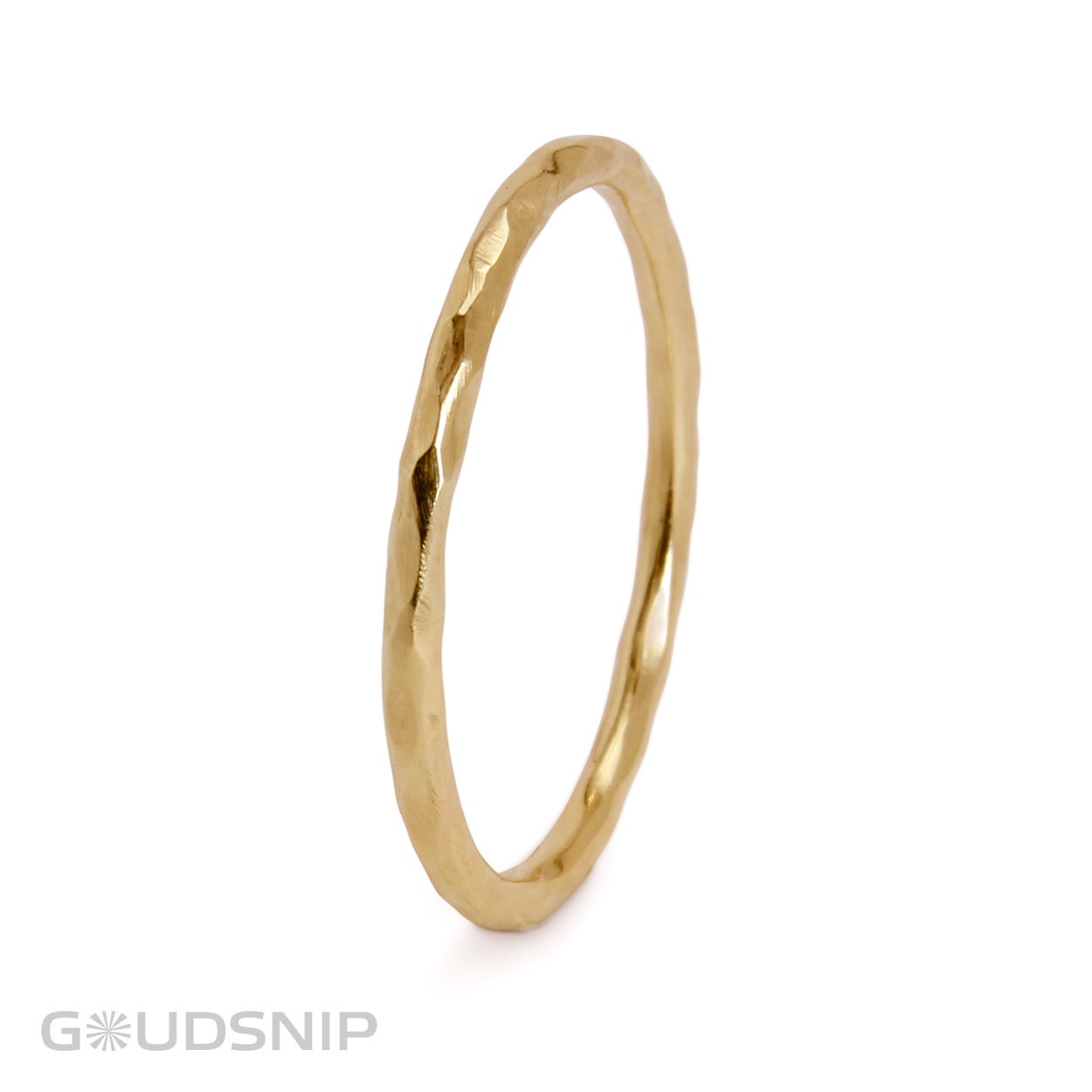 Gouden aanschuifring met hamerslag uit eigen atelier. Deze subtiele ring kan je op zichzelf dragen maar is ook perfect te combineren met andere ringen.

Breedte: 1,5mm