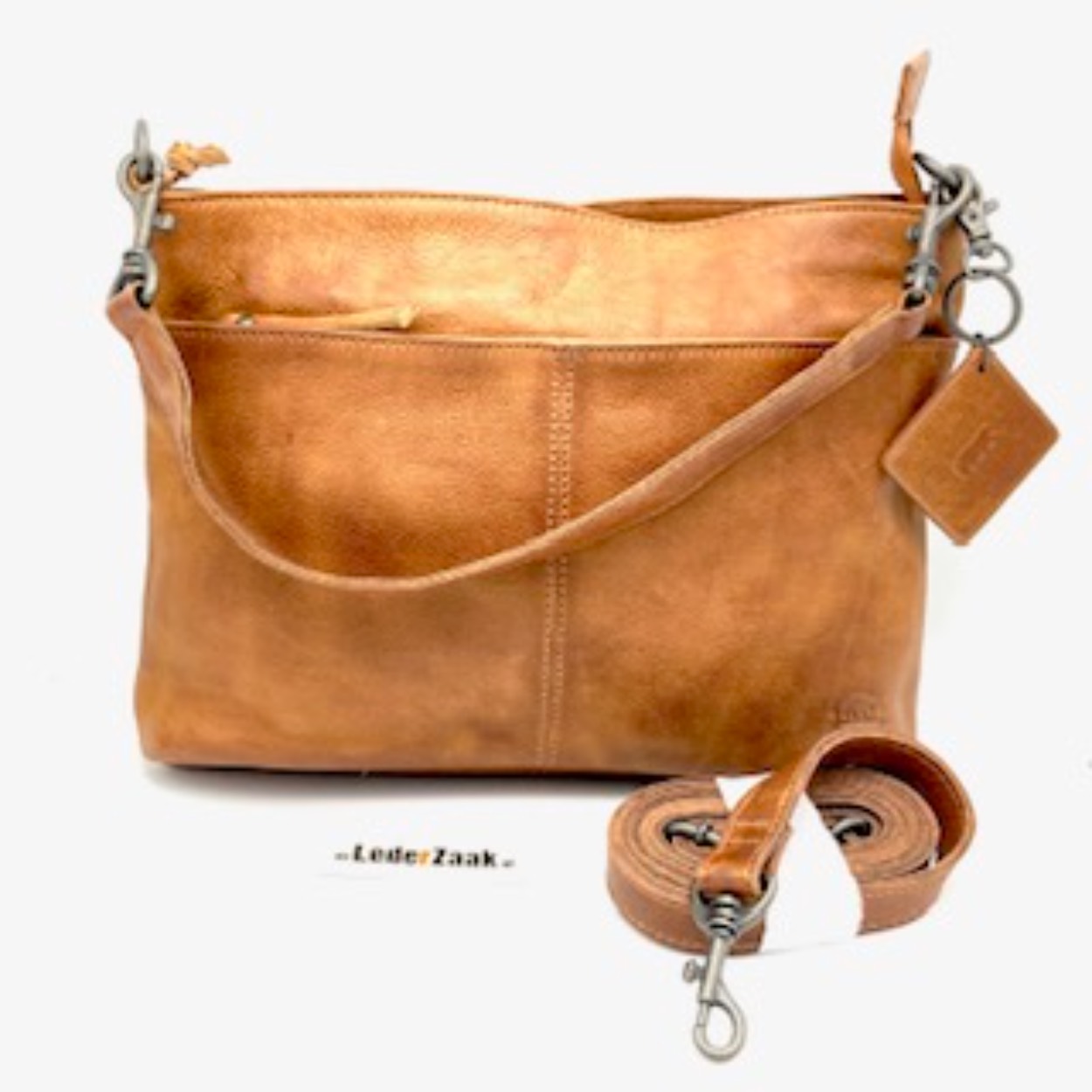 BearDesign schoudertas/buidel welke kort en lang kan worden gedragen. De lange riem van deze schoudertas is afneembaar en verstelbaar. De korte schouderriem is ook afneembaar.
De buitenkant van deze damestas is voorzien van ritsvakken zowel aan de voor-als achterzijde. Deze schoudertas is verder aan de binnenzijde uitgerust met een tussenvak. Binnenrits, 2 pennenvakken en een steekvak voor uw mobiele telefoon.

Afmetingen:
Hoogte 22cm x breed 29cm x diep 9cm