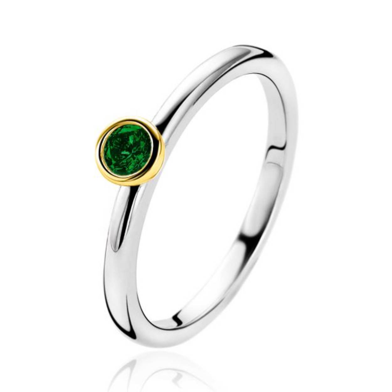 ZINZI zilveren ring met aan de bovenzijde een extra 14K geel vergulde ronde zetting, bezet met een groene zirconia. De ring is rondom glad en schittert in eenvoud. Vervaardigd van eerste gehalte zilver (925) en voorzien van een extra rodiumlaag voor een langdurige glans
