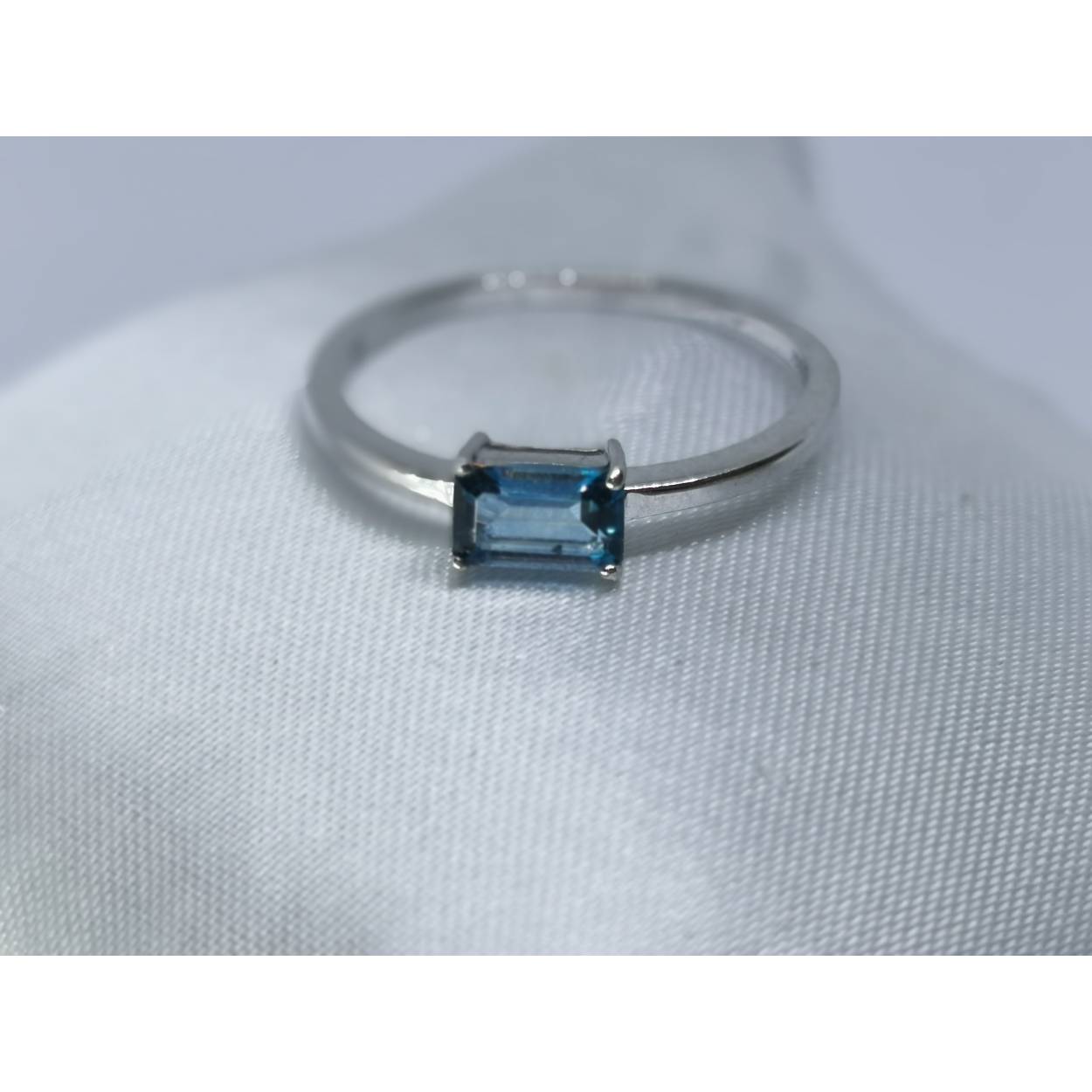 18 Karaat wit gouden blauwe Baguette geslepen blauwe saffier in klauw zetting. 