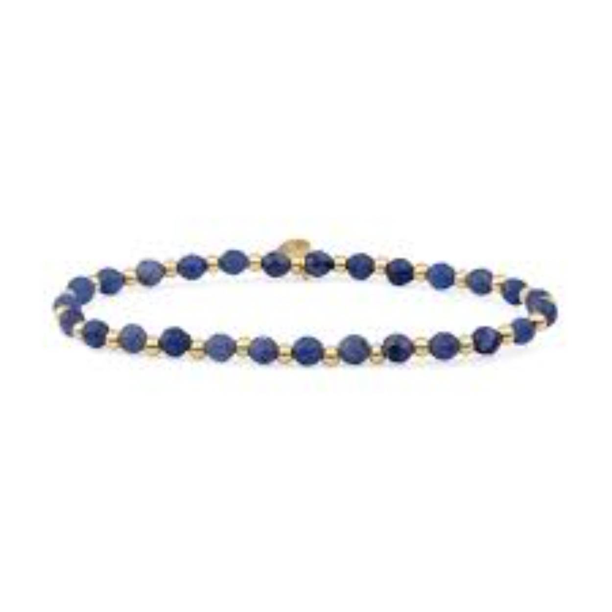 De Interstellar Armband Sodalite is een sierlijk sieraad met een diepe, kalmerende uitstraling. Sodalite is een edelsteen die symbool staat voor zelfinzicht, logica en emotionele balans. De donkerblauwe kleur met witte aders geeft de armband een natuurlijke en karaktervolle uitstraling. Het luchtige, open ontwerp zorgt voor een lichte, comfortabele pasvorm, waardoor ze ideaal is voor dagelijks gebruik. Draag haar solo als subtiel detail of combineer met andere armbanden in koele tinten voor een gelaagde, elegante stijl. Een perfecte keuze voor wie rust en stijl wil verenigen.