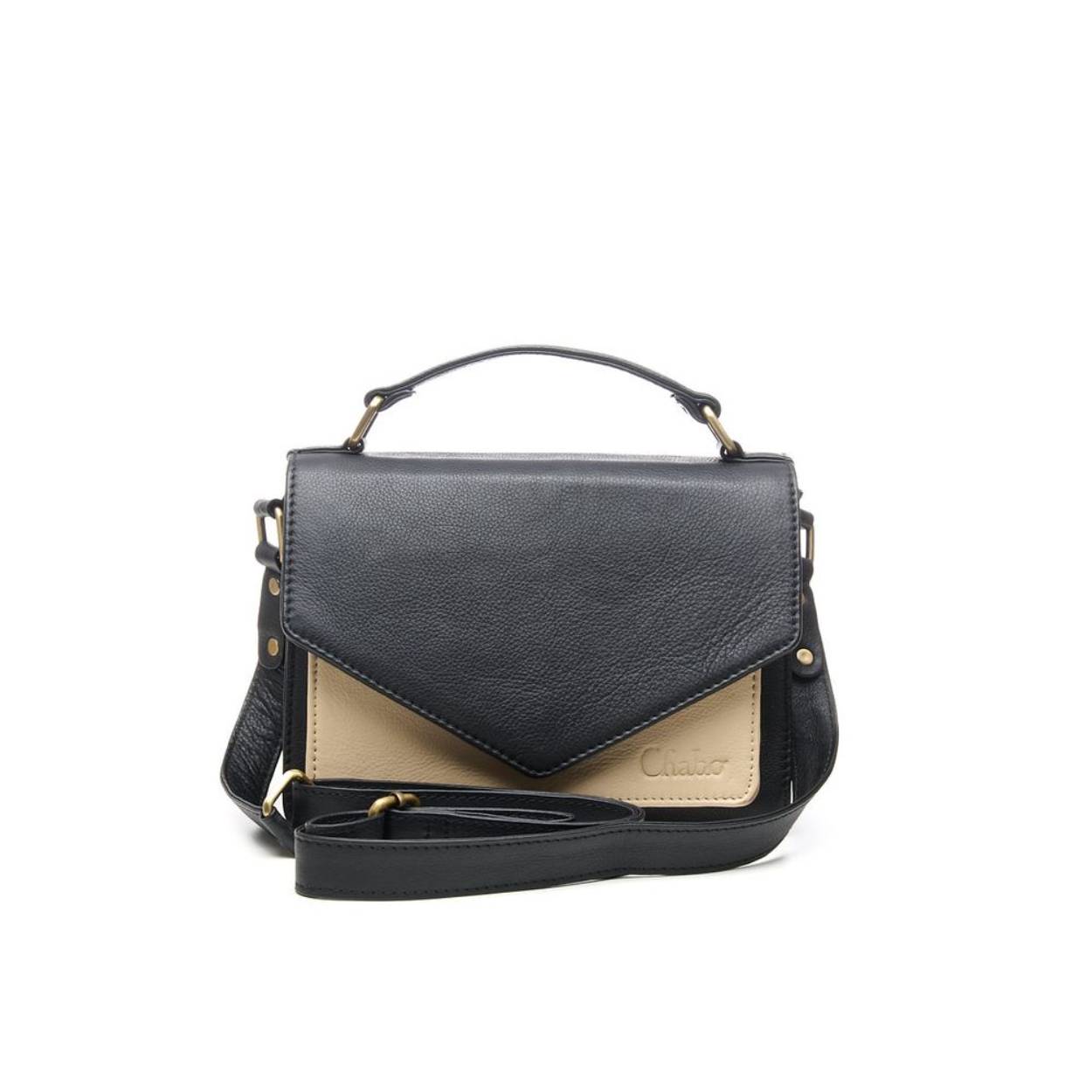 Op zoek naar een classy handtas voor dames, gemaakt van stevig leer? Dan is de Sophia dé perfecte luxe handtas voor jou! Deze grote handtas is op verschillende manieren te dragen, omdat de leren schoudertas geleverd wordt met een kort hengsel en een extra lange, verstelbare band. Zo past deze handtas van leer bij iedere outfit. Daarnaast kun je deze handtas met hengsel op twee verschillende manieren dragen: als handtas én als crossbody tas. Zo heb je dus twee tassen in één. De Sophia is afsluitbaar met een magneet. Onder de flap bevinden zich zeven afzonderlijke vakken, welke worden gescheiden door ritsvakken. Heel veel ruimte voor al je noodzakelijke spullen! De leren handtas dames is verkrijgbaar in de combinatie zwart met crème.